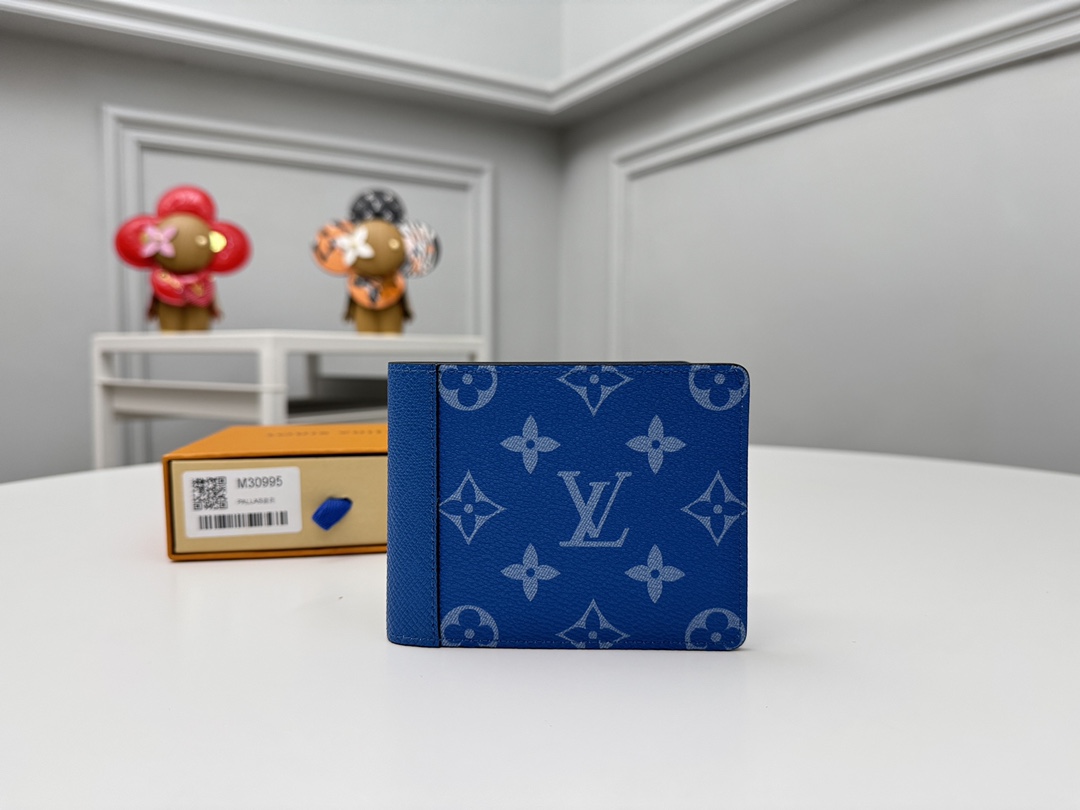 NO:672756,[Top original order] M30995 This Multiple wallet from the Taigarama series injects fresh colors into Louis Vuitton's classic wallet style. The design combines embossed Taga cowhide and the brand's traditional Monogram canvas, and is dyed in a eye-catching bright blue tone, full of summer atmosphere. The wallet has a fashionable and sporty style with a practical design, suitable for men who like bright colors and iconic shapes. Size: 11.5 x 9 x 1.5cm., LV wallet, louis vuitton,louis vuitton,wallets,cowhide19860909【顶级原单】M30995 這款Taigarama系列的Multiple錢包將清新色彩注入路易威登的經典錢包款式.設計糅合壓花Taga牛皮和品牌傳統Monogram帆布,並染成奪目鮮明的蔚藍色調,洋溢夏日氣息.錢包以時尚運動風搭配實用的設計,適合愛好鮮明色調和標誌性造型的男士攜帶.尺寸:11.5 x 9 x 1.5cm.,LV钱包,louis vuitton,louis vuitton,wallets,cowhide,欧美剧