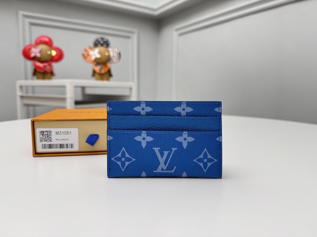 NO:672754,[Top original order] M31051 This Double card holder is from the Tagarama series. It uses wear-resistant Taga cow leather and classic Monogram canvas to interpret dynamic vitality. It can be easily placed in a pocket or handbag. Size: 11 x 7 x 1.5cm., LV wallet, louis vuitton, wallets, cowhide19860909【顶级原单】M31051本款 Double 卡夹出自 Tagarama 系列,以耐磨 Taga 牛皮革和经典 Monogram 帆布诠释动感活力,可轻松置入口袋或手袋.尺寸:11 x 7 x 1.5cm.,LV钱包,louis vuitton,wallets,cowhide,欧美剧