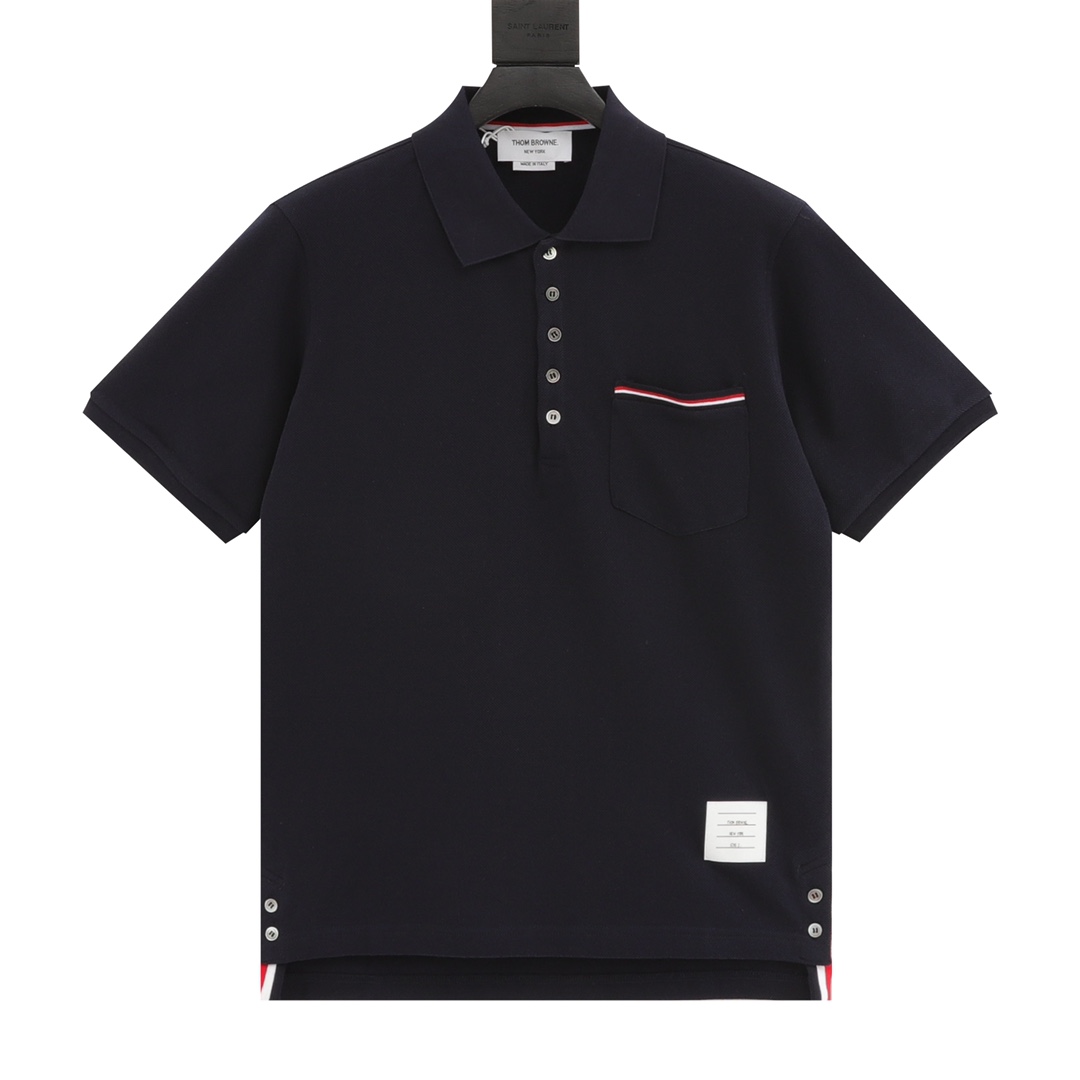 Thom Browne/Thomas Brown: polo clásico con bolsillo en el pecho. Tejido personalizado de 230g con textura de gota, mism…