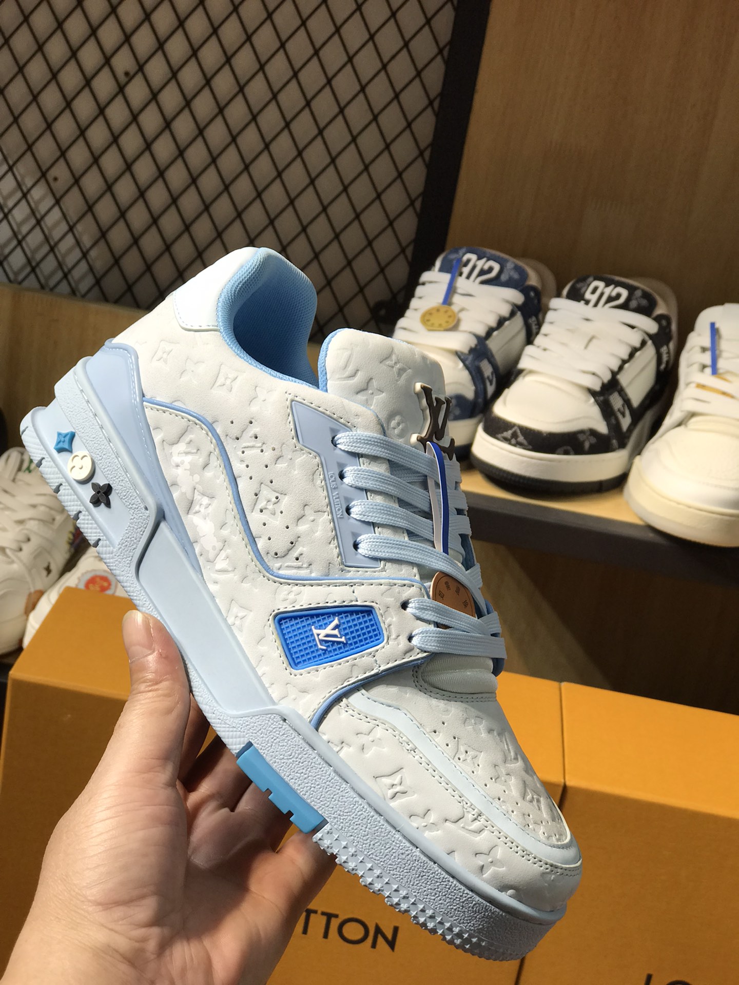 🚗工厂价：480💰 代购级  （路易威登 Lv）现货. 男女同款.天花板级别.专柜同步.材料同步.做工同步.细节同步.支持对比.打码.油边.备用鞋带.加外套.黄色抽屉盒.防滑香精大底防臭.无气味.支持退换.让您高忱无忧.转图让你有意想不到的效果[拥抱] 码数：35-46码 情侣款
户外老司机驾车鞋🚗