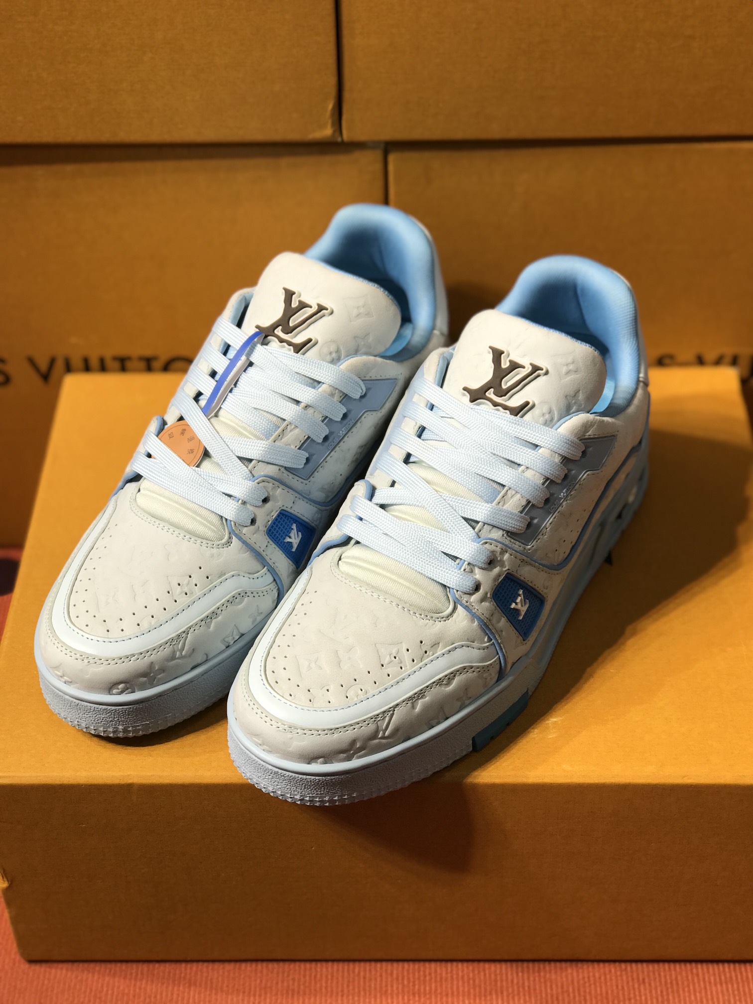 🚗工厂价：480💰 代购级  （路易威登 Lv）现货. 男女同款.天花板级别.专柜同步.材料同步.做工同步.细节同步.支持对比.打码.油边.备用鞋带.加外套.黄色抽屉盒.防滑香精大底防臭.无气味.支持退换.让您高忱无忧.转图让你有意想不到的效果[拥抱] 码数：35-46码 情侣款
户外老司机驾车鞋🚗