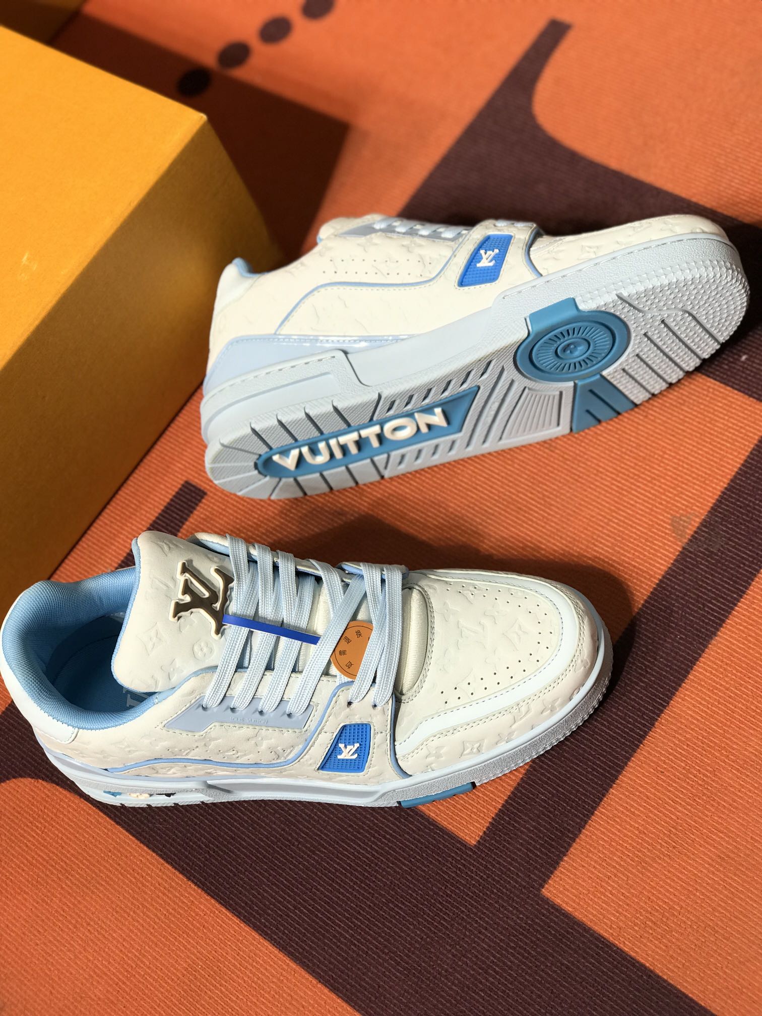 🚗工厂价：480💰 代购级  （路易威登 Lv）现货. 男女同款.天花板级别.专柜同步.材料同步.做工同步.细节同步.支持对比.打码.油边.备用鞋带.加外套.黄色抽屉盒.防滑香精大底防臭.无气味.支持退换.让您高忱无忧.转图让你有意想不到的效果[拥抱] 码数：35-46码 情侣款
户外老司机驾车鞋🚗