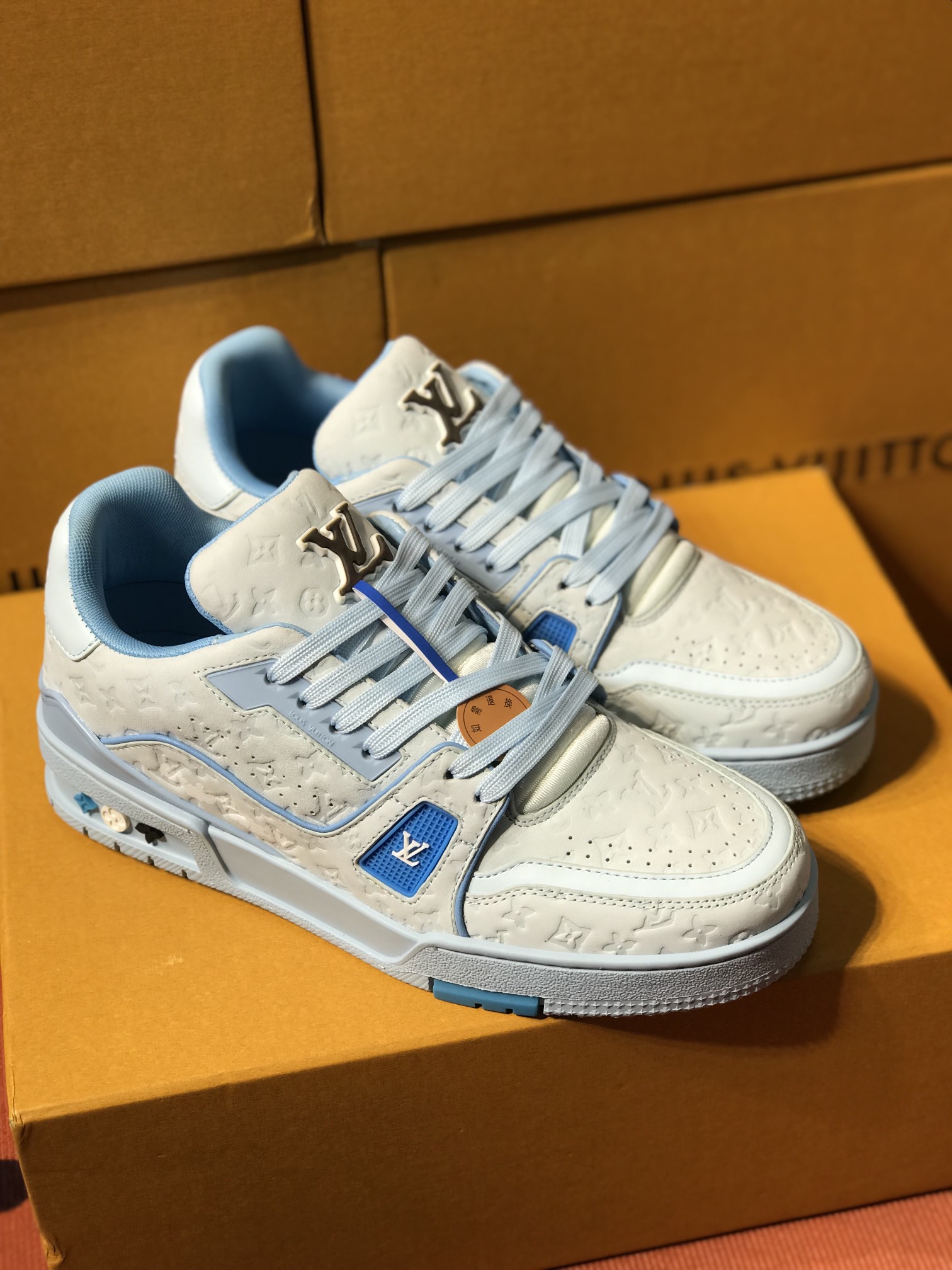 🚗工厂价：480💰 代购级  （路易威登 Lv）现货. 男女同款.天花板级别.专柜同步.材料同步.做工同步.细节同步.支持对比.打码.油边.备用鞋带.加外套.黄色抽屉盒.防滑香精大底防臭.无气味.支持退换.让您高忱无忧.转图让你有意想不到的效果[拥抱] 码数：35-46码 情侣款
户外老司机驾车鞋🚗