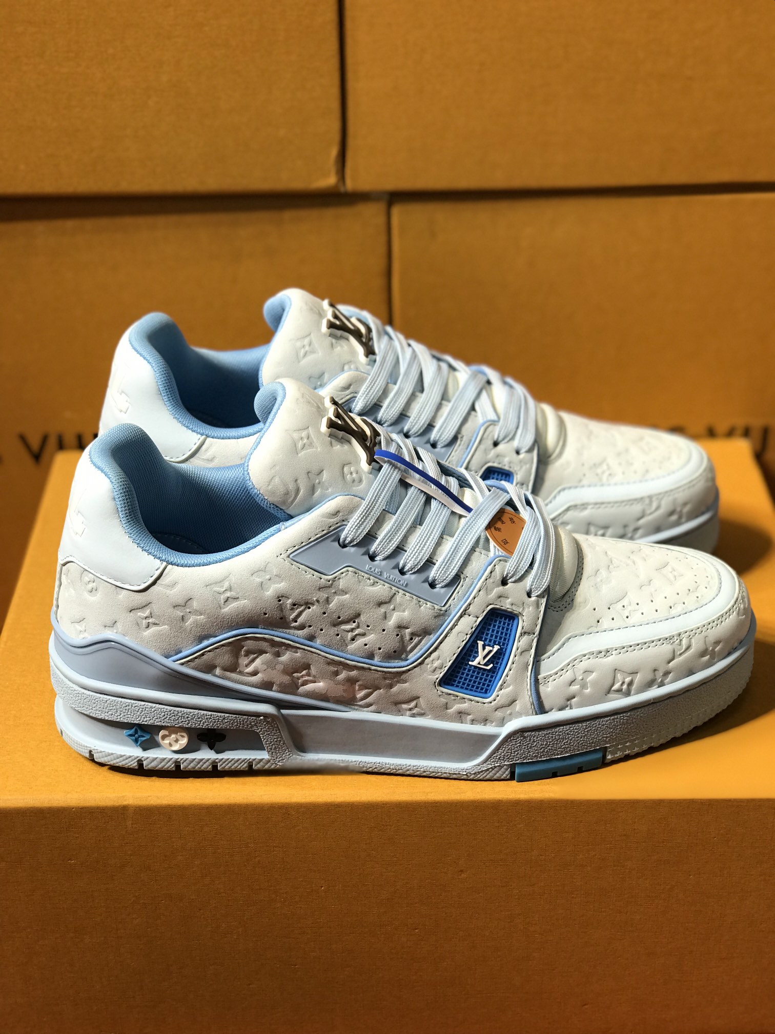 🚗工厂价：480💰 代购级  （路易威登 Lv）现货. 男女同款.天花板级别.专柜同步.材料同步.做工同步.细节同步.支持对比.打码.油边.备用鞋带.加外套.黄色抽屉盒.防滑香精大底防臭.无气味.支持退换.让您高忱无忧.转图让你有意想不到的效果[拥抱] 码数：35-46码 情侣款
户外老司机驾车鞋🚗