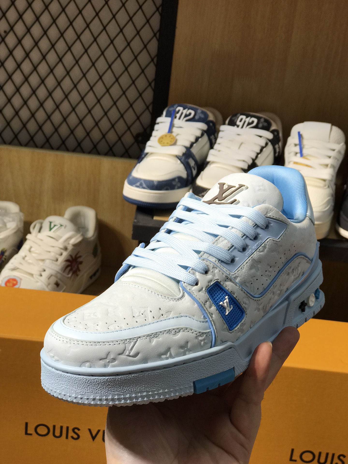 🚗工厂价：480💰 代购级  （路易威登 Lv）现货. 男女同款.天花板级别.专柜同步.材料同步.做工同步.细节同步.支持对比.打码.油边.备用鞋带.加外套.黄色抽屉盒.防滑香精大底防臭.无气味.支持退换.让您高忱无忧.转图让你有意想不到的效果[拥抱] 码数：35-46码 情侣款
户外老司机驾车鞋🚗