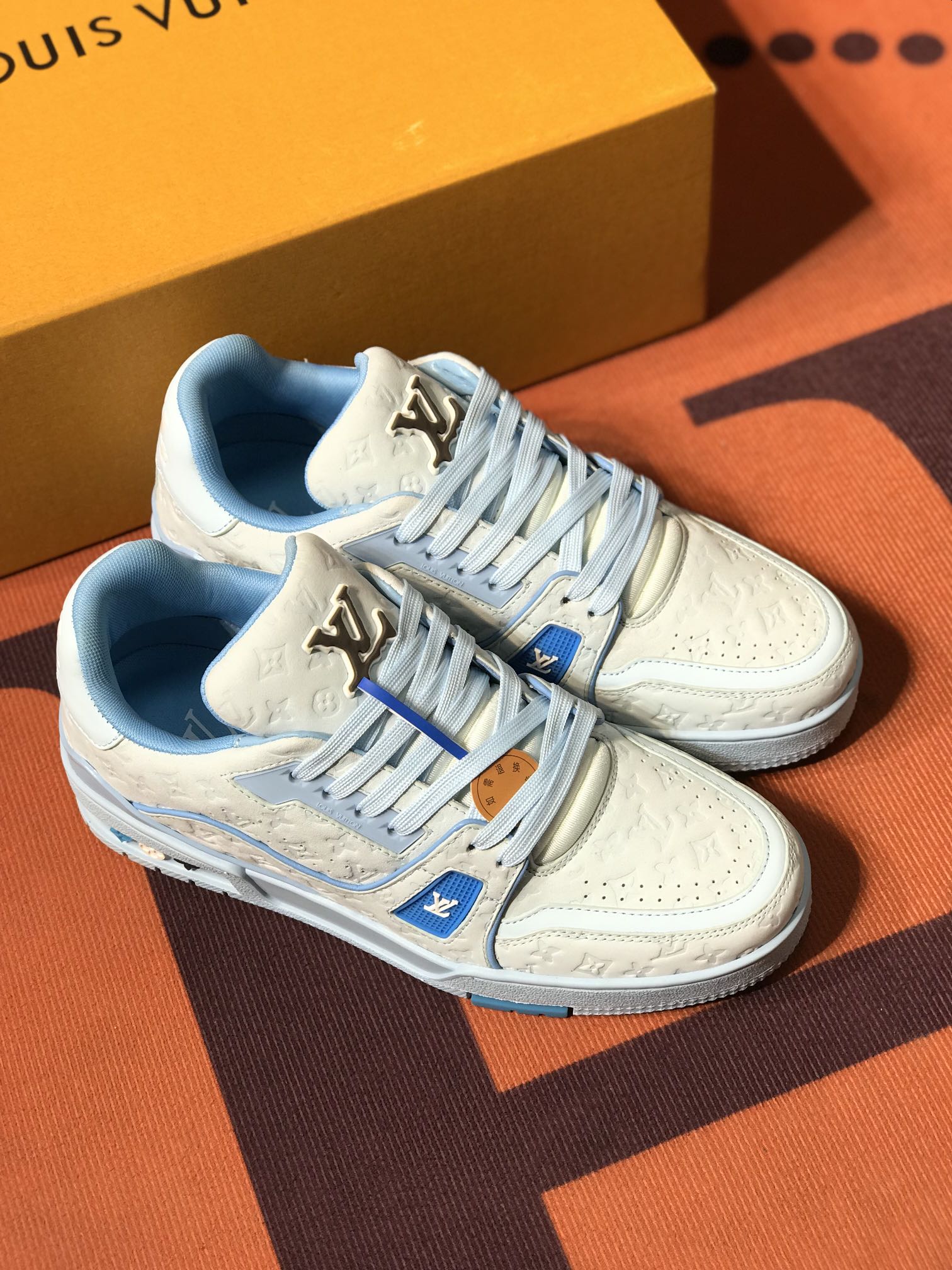 🚗工厂价：480💰 代购级  （路易威登 Lv）现货. 男女同款.天花板级别.专柜同步.材料同步.做工同步.细节同步.支持对比.打码.油边.备用鞋带.加外套.黄色抽屉盒.防滑香精大底防臭.无气味.支持退换.让您高忱无忧.转图让你有意想不到的效果[拥抱] 码数：35-46码 情侣款
户外老司机驾车鞋🚗