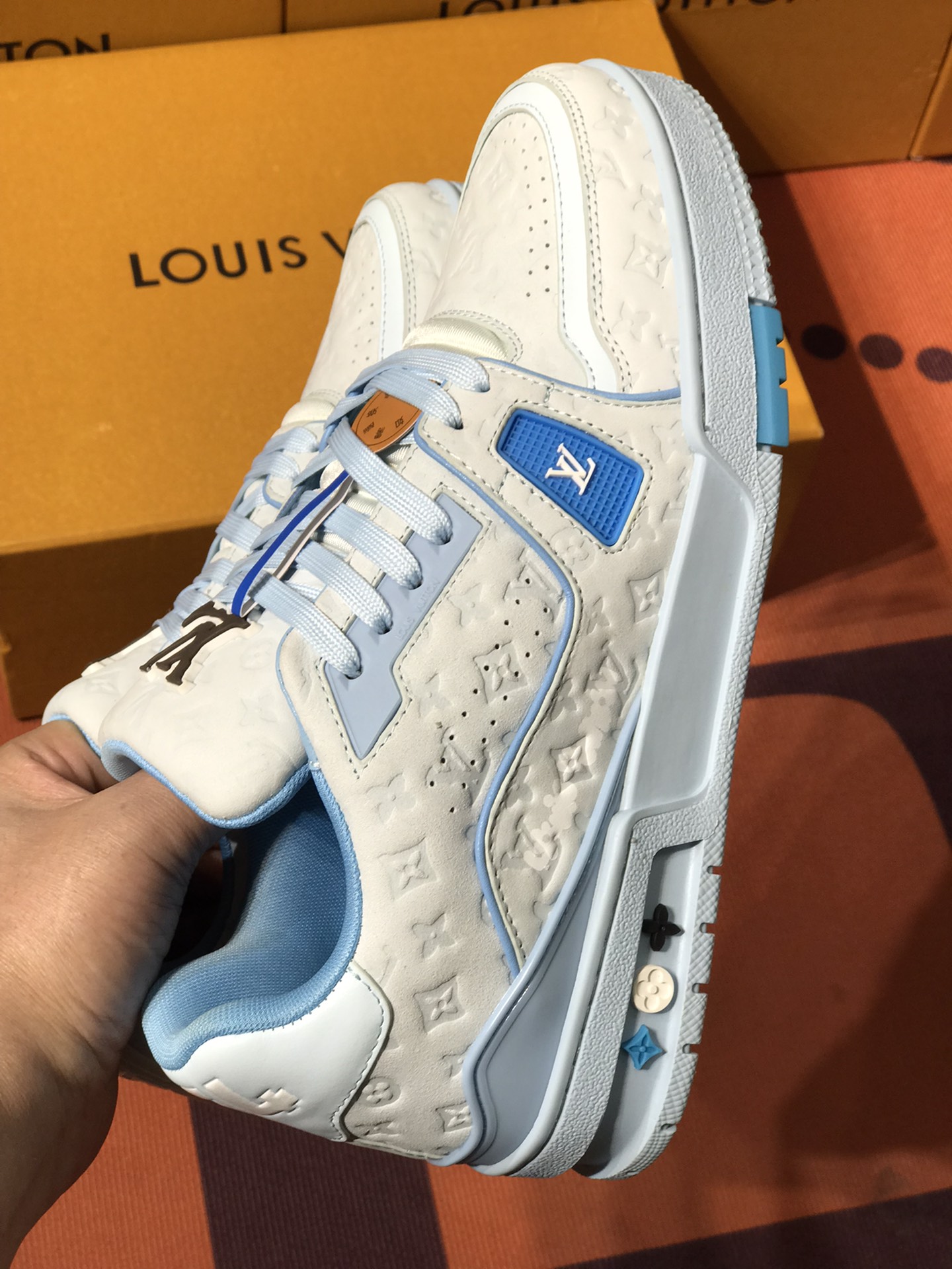 🚗工厂价：480💰 代购级  （路易威登 Lv）现货. 男女同款.天花板级别.专柜同步.材料同步.做工同步.细节同步.支持对比.打码.油边.备用鞋带.加外套.黄色抽屉盒.防滑香精大底防臭.无气味.支持退换.让您高忱无忧.转图让你有意想不到的效果[拥抱] 码数：35-46码 情侣款
户外老司机驾车鞋🚗