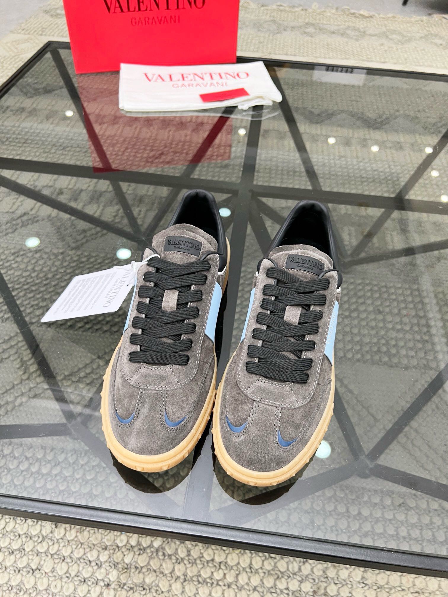 NO:218411,Brand VALENTINO Color Original Color Code Number 38-44 Standard Code Price Material Valentino New Product Casual Sports Shoes!  Classic old-fashioned original single quality top version fashion trend details are impeccable using imported cowhide splicing to make cowhide inner foot feel comfortable and superior quality original replica outsole, Valentino casual shoes, valentino, valentino, sneakers, cowhide19860909品牌VALENTINO 颜色原版配色 码数38-44标准码 价格 材质华伦天奴新品休闲 运动鞋！经典不老款原单品质顶级版本时尚潮流细节无可挑剔采用进口牛皮拼接制作牛皮内里脚感舒适品质优越原版复刻大底,华伦天奴休闲鞋,valentino,valentino,sneakers,cowhide,Men's shoes