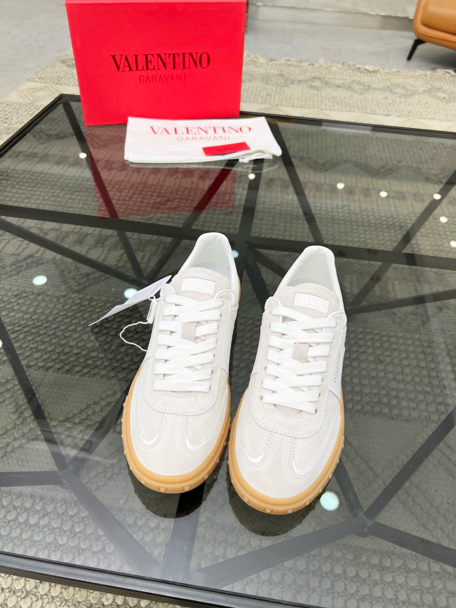 NO:217066,Brand VALENTINO Color Original Color Code Number 38-44 Standard Code Price Material Valentino New Product Casual Sports Shoes!  Classic old-fashioned original single quality top version fashion trend details are impeccable using imported cowhide splicing to make cowhide inner foot feel comfortable and superior quality original replica outsole, Valentino casual shoes, valentino, valentino, sneakers, cowhide19860909品牌VALENTINO 颜色原版配色 码数38-44标准码 价格 材质华伦天奴新品休闲 运动鞋！经典不老款原单品质顶级版本时尚潮流细节无可挑剔采用进口牛皮拼接制作牛皮内里脚感舒适品质优越原版复刻大底,华伦天奴休闲鞋,valentino,valentino,sneakers,cowhide,Men's shoes