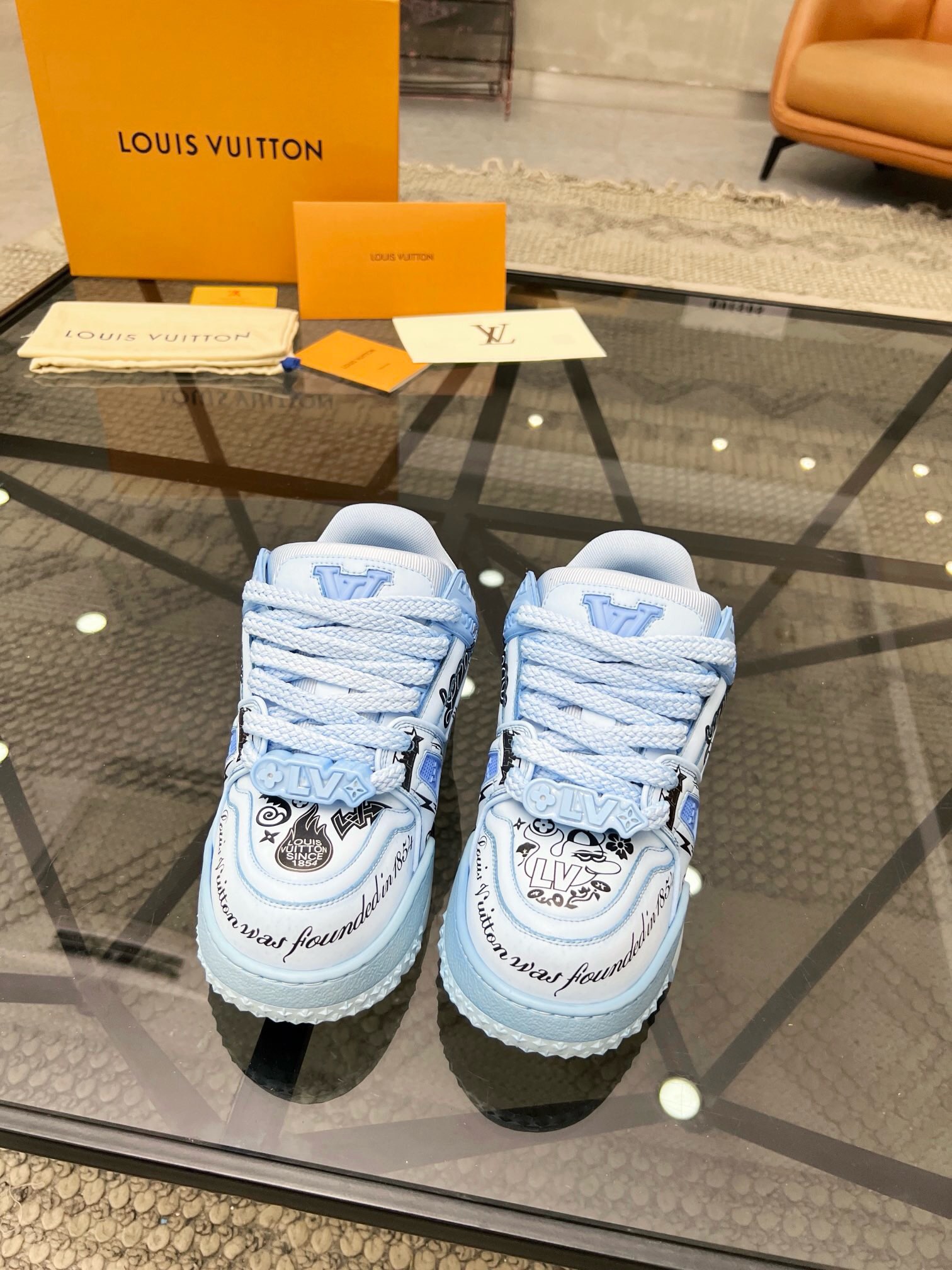 NO:218353,Brand LOUIS VUITTON original color matching, 35-45 couples price, material, new Louis Vuitton style, casual shoes!  High-quality catwalk style This pair of 