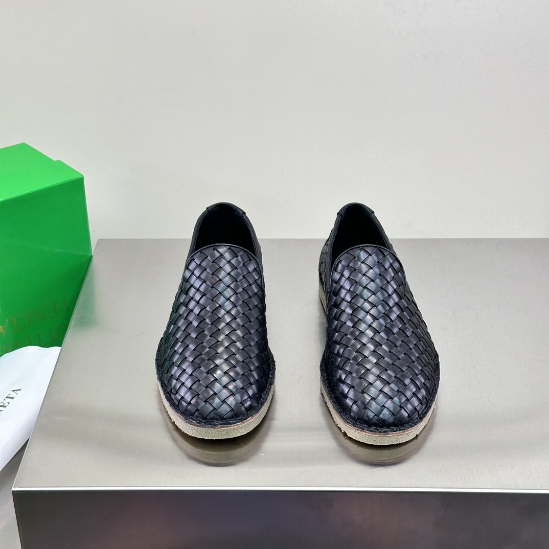 NO:271973,New men's Sundy slippers intrecciato black sheepskin woven slippers, whole shoes sheepskin weaving craftsmanship, soft and comfortable!  The tail of the shoe is foldable. The sole is even more heavily built with a delicate leather sole paired with an anti-slip rubber sole. The first thing to do is to drive!  The ti package is paired with high-end cowhide leather shoe-shaped zipper box cover for easy driving and storage!  And a box cover that won't be embarrassed!  39-44, cowhide, sheepskin, Leather soles19860909新款男士Sundy便鞋 intrecciato黑色羊皮革编织便鞋,整鞋羊皮编织工艺,柔软舒适！鞋尾可折叠. 鞋底更是重工打造,娇贵的真皮大底搭配防滑橡胶底,开车首先！ ti配套搭配高档牛皮质感鞋型拉链盒套 便于开车携带存放！且不会尴尬的盒套！ 码数39-44,,cowhide,sheepskin,Leather soles,Men's shoes