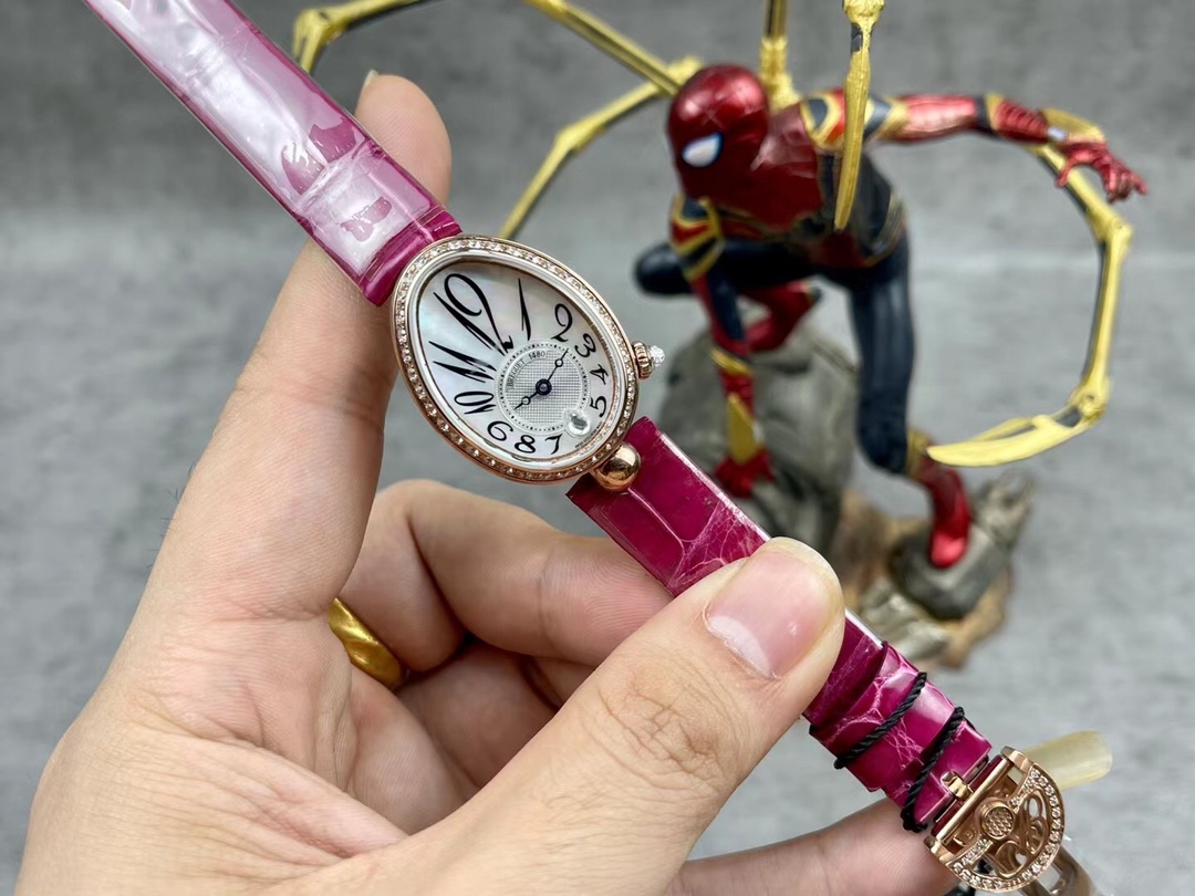 NO:156988,[Rose][Rose] The strongest, top-level original, replica women's Breguet Queen of Naples series, [Case] ​​The sizes of the watch are small 33X25 mm respectively. The oval case is elegant and elegant, with coin patterns on the outer edge of the case. A total of 117 Swarovski crystals (about 0.99 carats) are inlaid around the bezel and case. A pear-shaped crystal (about 0.26 carats) are inlaid at the crown. 1. Consistent with the original, there is a precious metal logo on the back of the case, and the effect is clear and neat, highlighting the watch's grade. 2. Dome glass, from the side, not only has a fisheye effect, but also reflects the brilliant light brought by diamonds, which further shows the noble bloodline of the watch. 3. In order to achieve the quality of the original K gold, the counterweight of the internal structure of the case was debugged to ensure that the weight is exactly the same as the original. [Watch strap] has crocodile leather  Cowhide silk (the strap is as gentle as the skin, the Breguet folding buckle is elegant and exquisite. [Movement] Customized version of Breguet. 537/3 core, strict QC throughout the process, accurate and stable performance, dignified and beautiful appearance., breguet, cowhide, crocodile skin19860909[玫瑰][玫瑰]最强 顶级 原版 复刻女款 宝玑那不勒斯皇后系列,【表壳】腕表尺寸分别为小号33X25毫米 鹅卵形表壳高雅大气,表壳外缘饰有钱币纹.表圈和表壳周围镶嵌共117颗施华洛水晶（约0.99克拉）.表冠处镶有一颗梨形晶石（约0.26克拉）【精彩细节】 1.与原装吻合,在表壳背部均打有贵金属标识,效果清晰工整,彰显腕表档次.2.穹面玻璃,从侧面看不仅有鱼眼效果,还能折射钻石带来的璀璨光芒,更显腕表高贵血统. 3.为了达到原装K金质量的手感,调试了表壳内部结构的配重,做到重量与原版如出一辙.【表带】有 鳄鱼皮 牛皮 绢丝（表带如肌肤般温柔,宝玑式折叠表扣秀雅精巧.【机芯】定制版宝玑.537/3型芯,全程严格QC,性能精准稳定,外观端庄秀丽.,,breguet,cowhide,crocodile skin,Watch