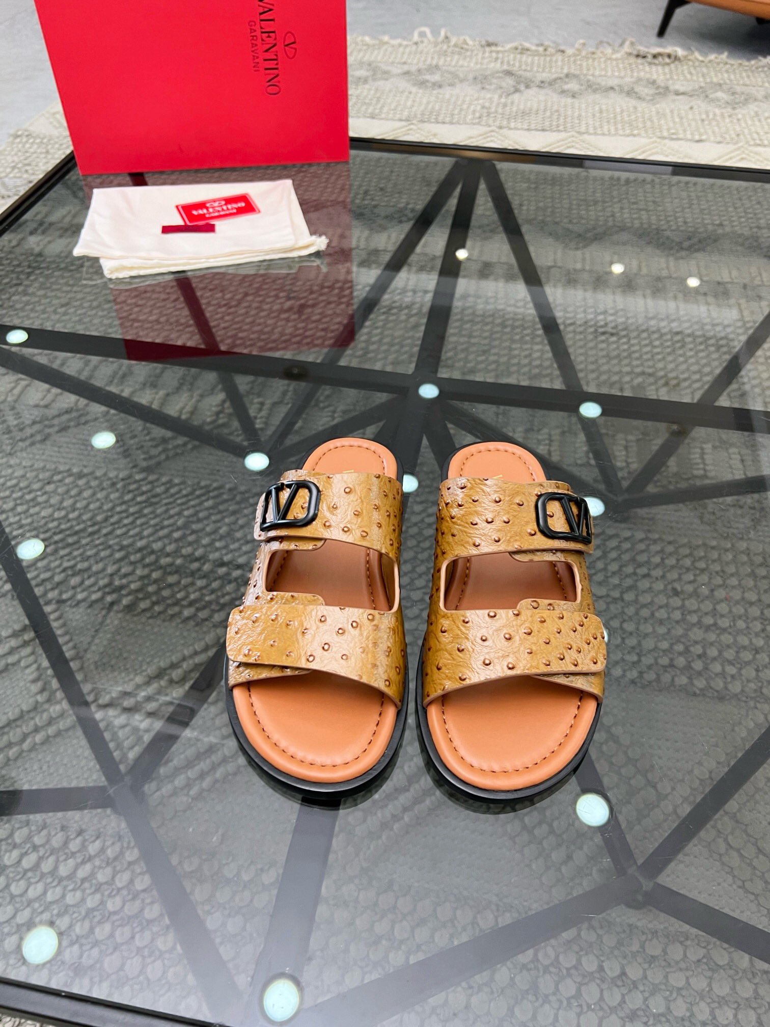 NO:216813,Brand VALENTINO original color matching, size 39-44 standard codes, price, material Valentino new style, high-end men's summer slippers, upper material top layer cowhide, silk-print brand logo, (private model genuine leather outsole) perfect details, showing the style of a big brand, casual, loose and comfortable, high-quality and boutique, must-have in summer!  , Valentino - slippers - sandals, valentino, valentino, sandals, slippers, cowhide, Leather soles19860909品牌VALENTINO 颜色原版配色 码数39-44标准码 价格 材质华伦天奴新款 高端男士夏季拖鞋,鞋面材质头层牛皮 丝印品牌logo,（私模真皮大底）细节完美,尽显大牌风范,休闲宽松舒适型,高品质精品,夏季必入哦！,华伦天奴-拖鞋-凉鞋,valentino,valentino,sandals,slippers,cowhide,Leather soles,Men's shoes