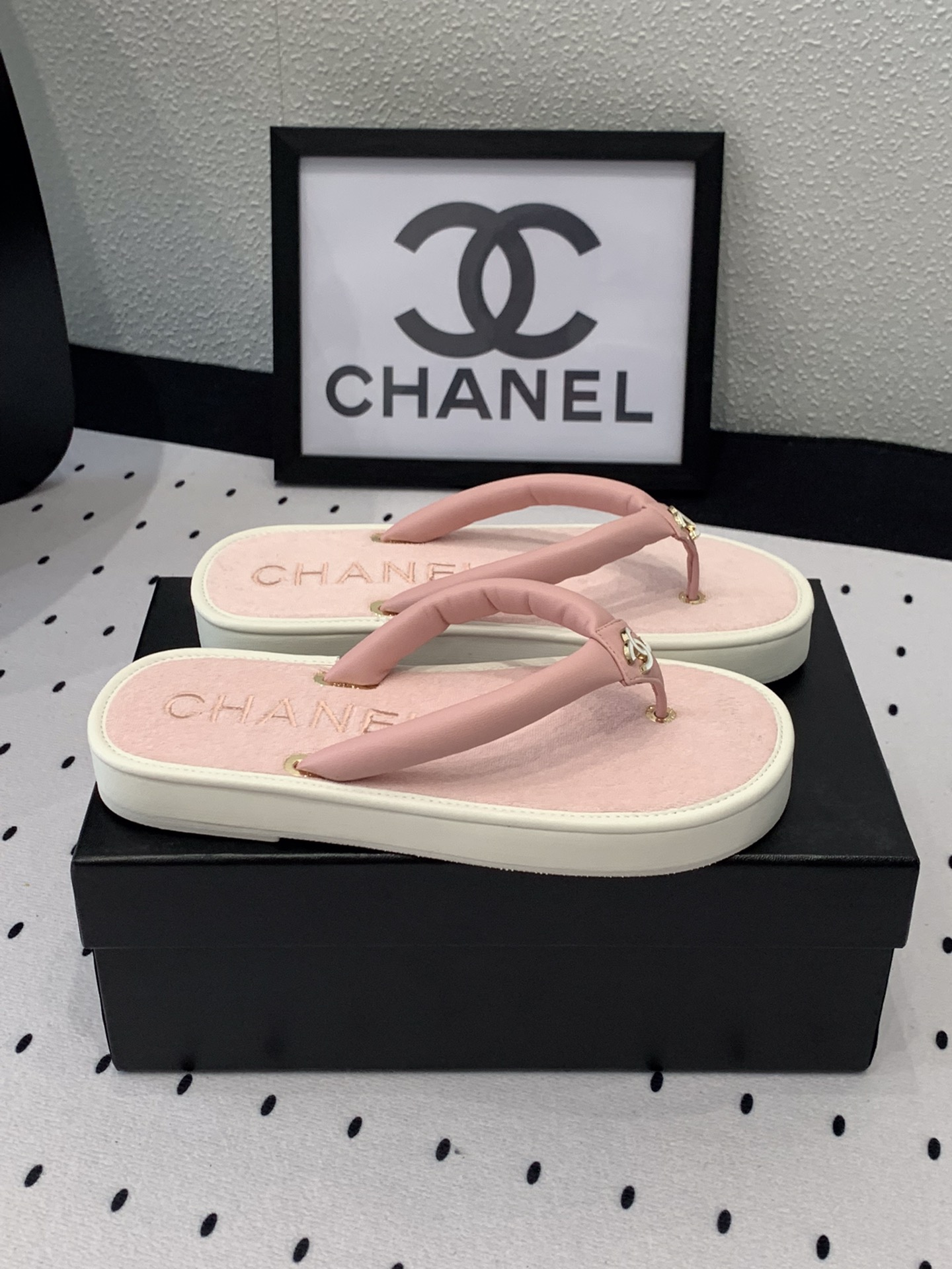 Chanel Chanel新款厚底夹脚拖鞋 算是近期剁手的意外惊喜
