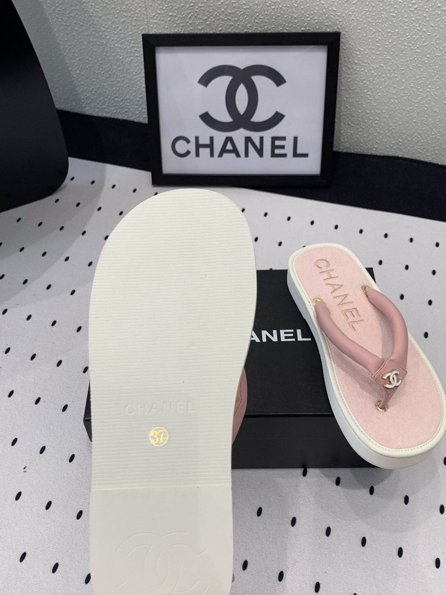 Chanel Chanel新款厚底夹脚拖鞋 算是近期剁手的意外惊喜