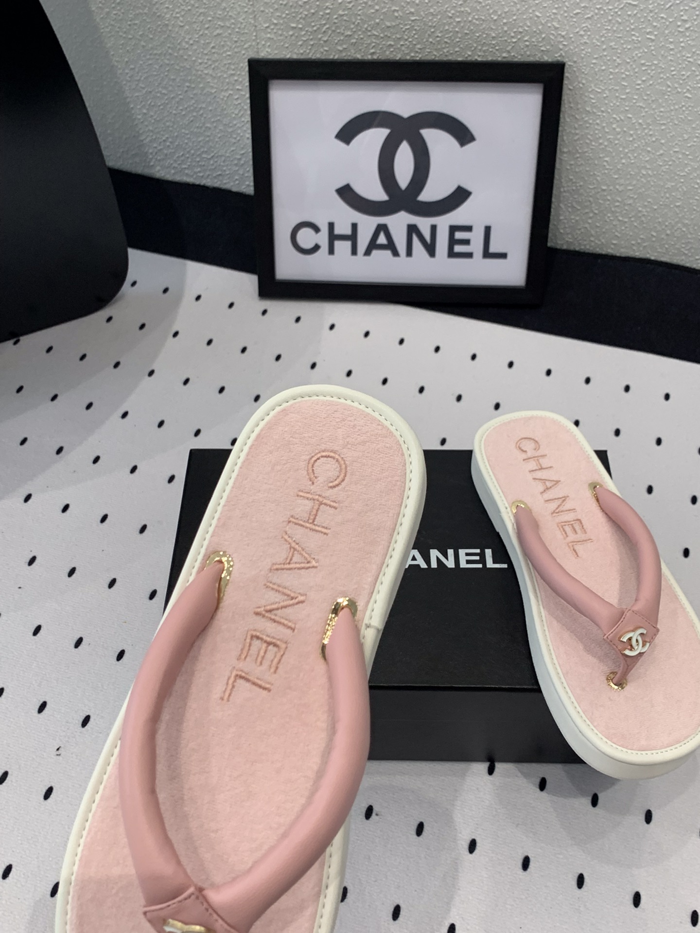 Chanel Chanel新款厚底夹脚拖鞋 算是近期剁手的意外惊喜