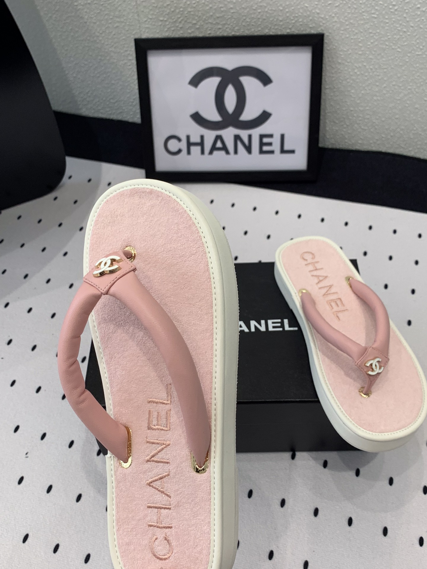 Chanel Chanel新款厚底夹脚拖鞋 算是近期剁手的意外惊喜