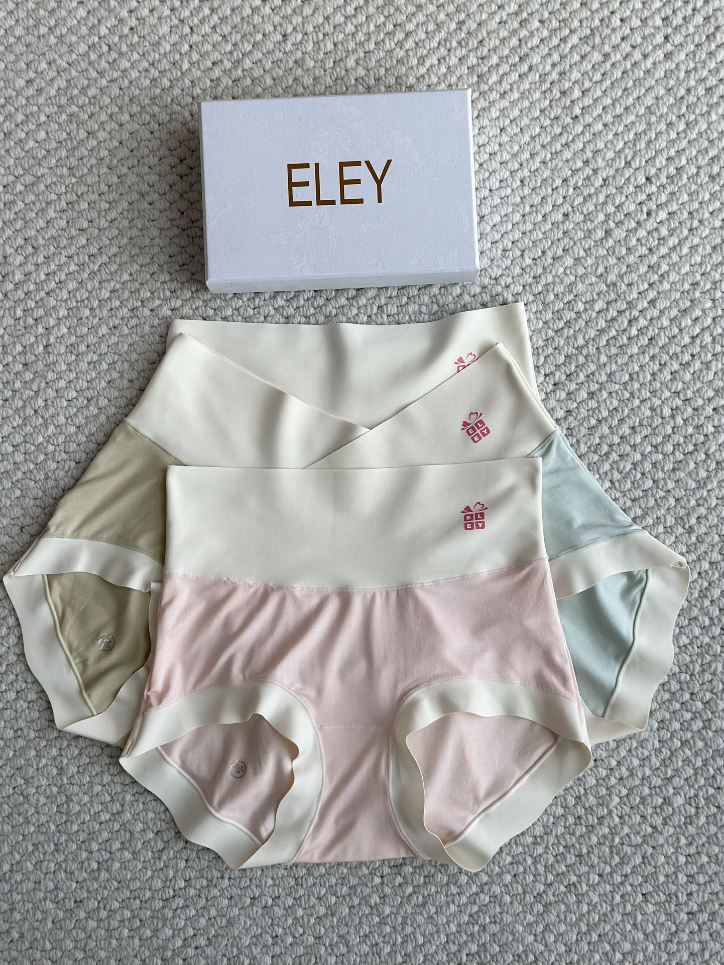 🆕正品ELEY无尺码裸感高腰女士内裤，应广大爱你粉的需求现增加新色，底裆升级为真丝底裆，包装由普通包装改