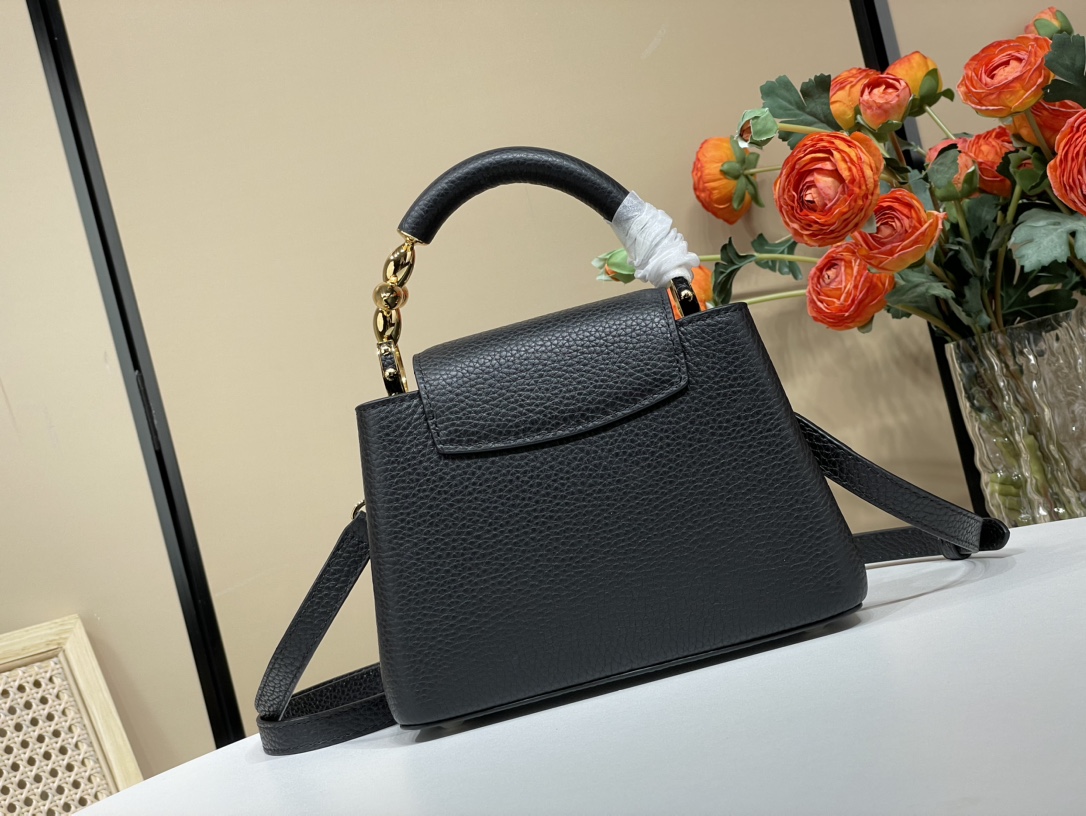 Louis Vuitton Mini size! Rare pairing 24 new products first release [Capucines mini handbag] M48865 24698 black (flower)