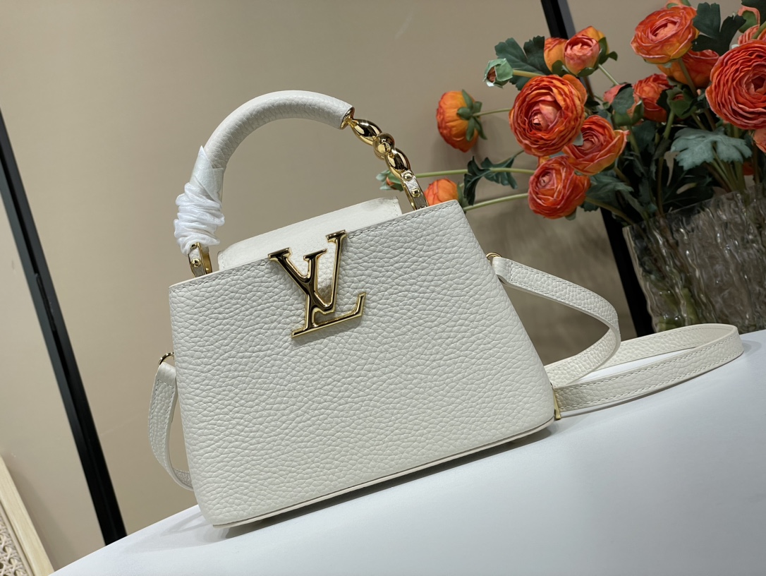 Louis Vuitton Mini size! Rare pairing 24 new products first release [Capucines mini handbag] M48865 24698 white (flower)