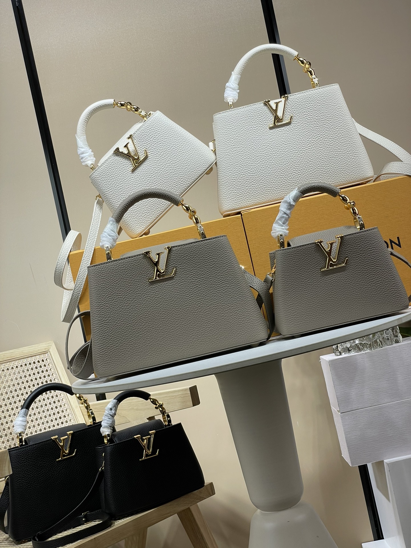 Louis Vuitton [Capucines handbags] M48865 24698 24989 (flower) size collection chart