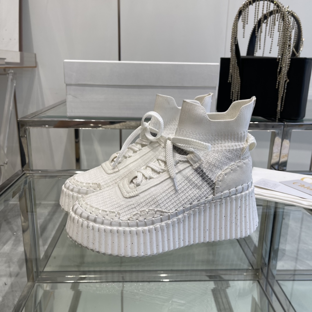 “New Chloe 2024 Nama Sneaker: Eco-Friendly White Shoes Worn by Celebrities” - 图片 2