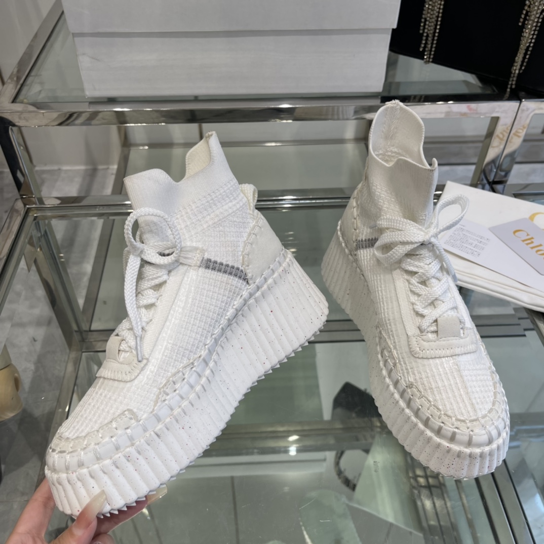 “New Chloe 2024 Nama Sneaker: Eco-Friendly White Shoes Worn by Celebrities” - 图片 4