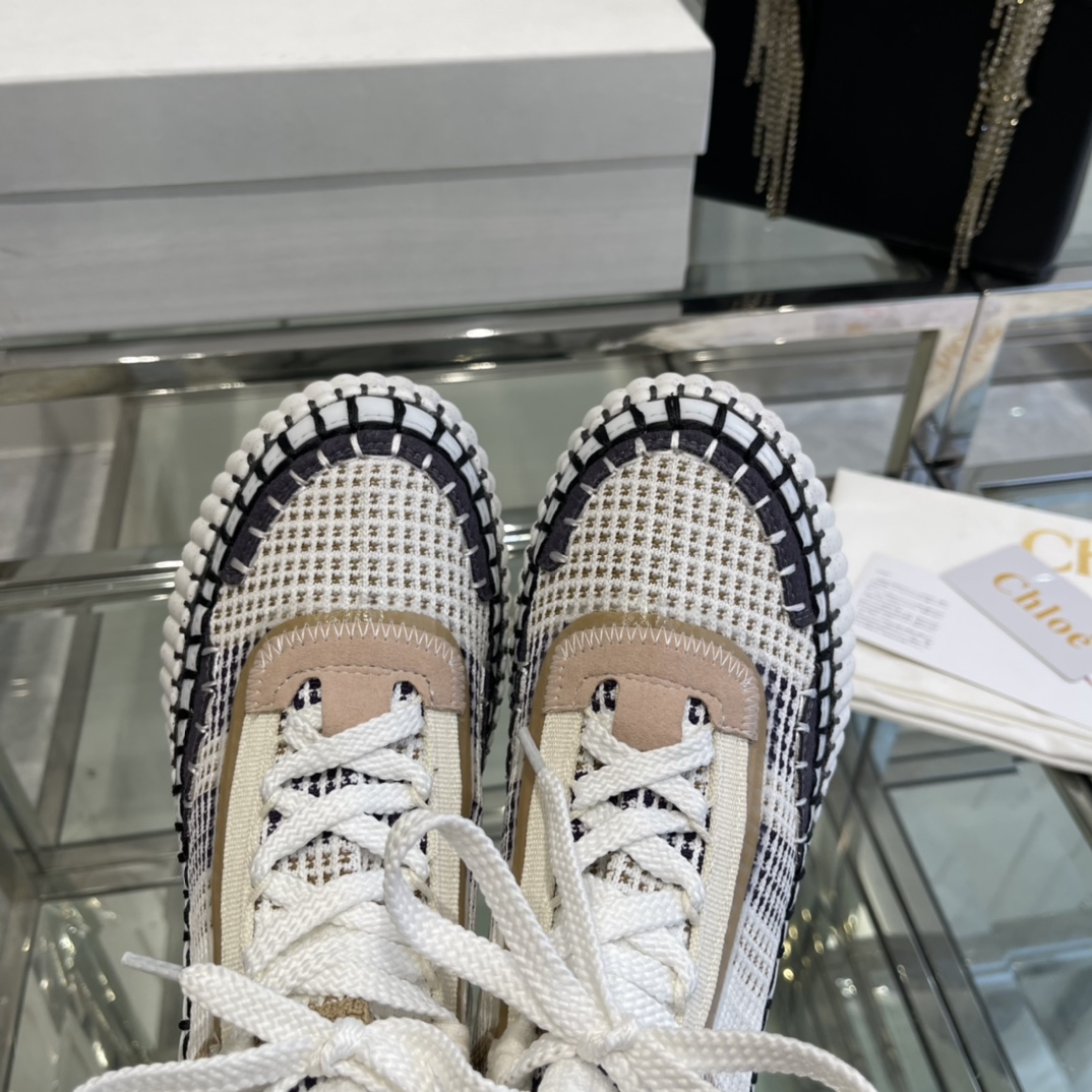 “2024 Chloe Nama Sneakers: Eco-Friendly & Fashionable White Shoes Worn by Celebrities” - 图片 6