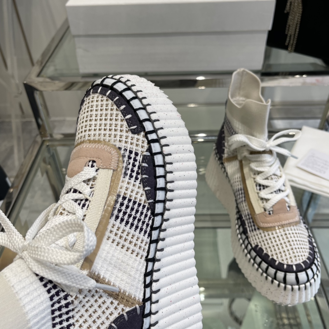 “2024 Chloe Nama Sneakers: Eco-Friendly & Fashionable White Shoes Worn by Celebrities” - 图片 5