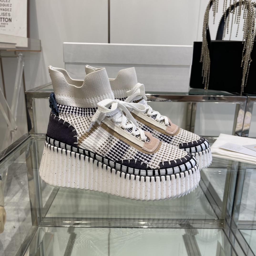 “2024 Chloe Nama Sneakers: Eco-Friendly & Fashionable White Shoes Worn by Celebrities” - 图片 3