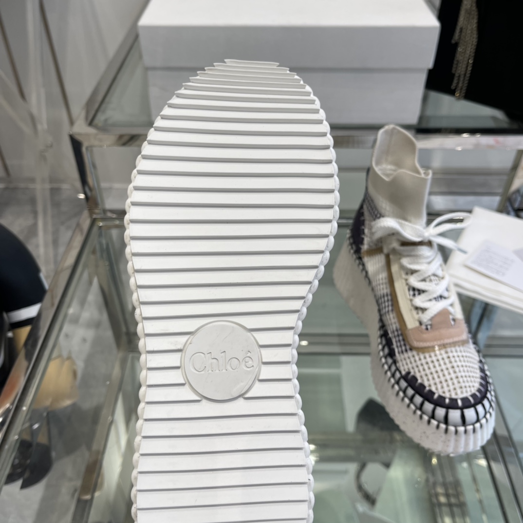 “2024 Chloe Nama Sneakers: Eco-Friendly & Fashionable White Shoes Worn by Celebrities” - 图片 9