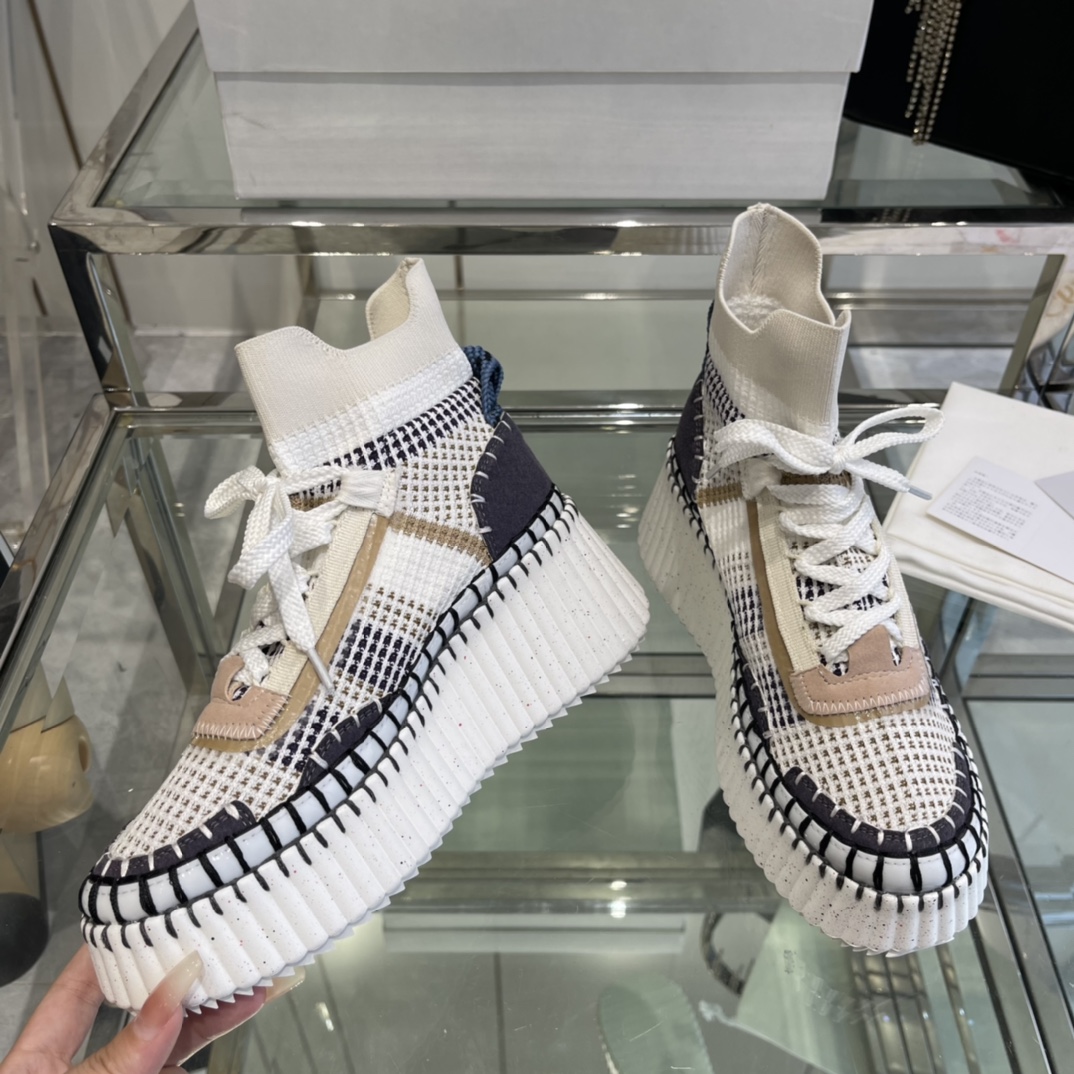 “2024 Chloe Nama Sneakers: Eco-Friendly & Fashionable White Shoes Worn by Celebrities” - 图片 4