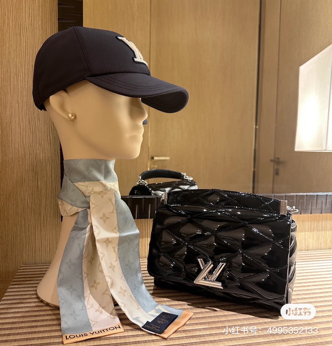 Louis Vuitton [Go-14 Twist MM handbag] M25046 22891 black (diamond patent leather) silver buckle so beautiful
