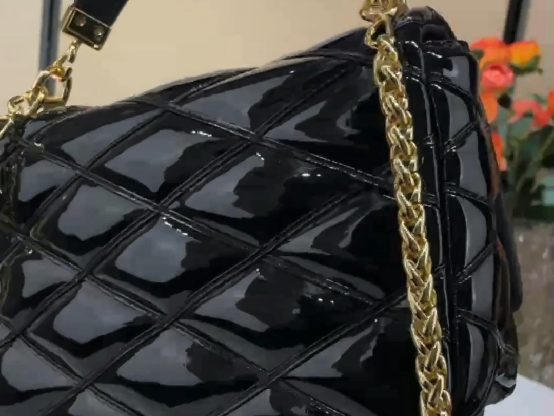 Louis Vuitton [Go-14 Twist MM handbag] M25046 22891 black (diamond patent leather) gold buckle short video