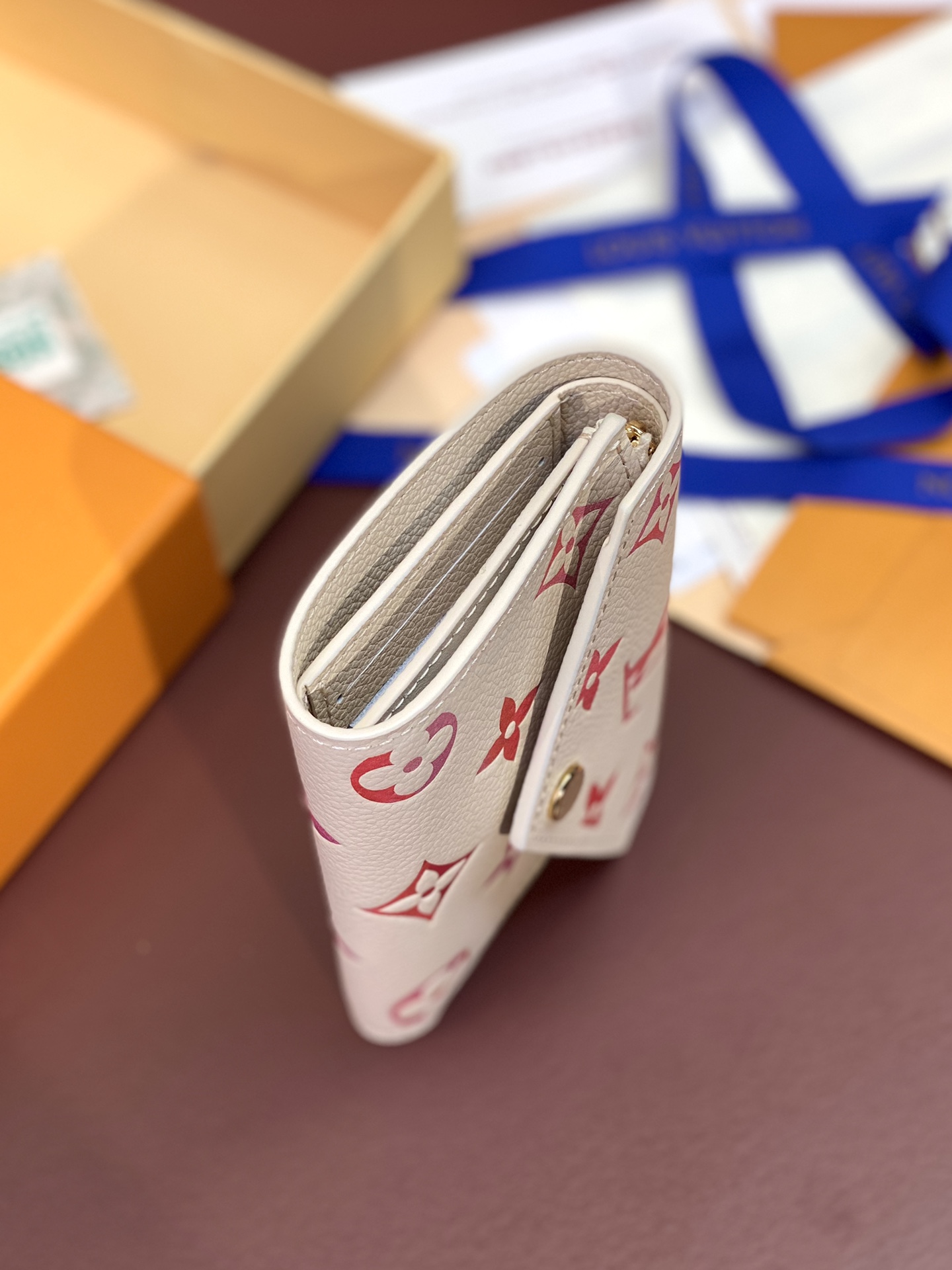 M83507此款Victorine钱夹为柔软的MonogramEmpreinte压纹皮革浸染绚丽色调巧妙