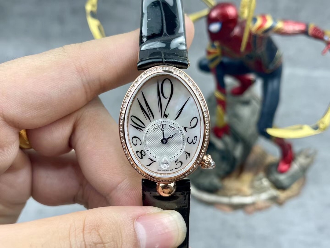 NO:156985,[Rose][Rose] The strongest upgraded version, top-level replica women's model, Breguet Naples Queen series, [Case] ​​watch sizes are medium size 36.5x28.5 mm respectively. The oval case is elegant and elegant, with coin patterns on the outer edge of the case. A total of 117 Swarovski crystals (about 0.99 carats) are inlaid around the bezel and case. A pear-shaped crystal (about 0.26 carats) are inlaid at the crown. [Excellent details] 1. Consistent with the original, there is a precious metal logo on the back of the case, and the effect is clear and neat, showing the watch's grade. 2. Dome glass, from the side, not only has a fisheye effect, but also reflects the brilliant light brought by diamonds, which further shows the noble bloodline of the watch. 3. In order to achieve the quality of the original K gold, the counterweight of the internal structure of the case was debugged to ensure that the weight is exactly the same as the original. [Watch strap] has  Crocodile leather cowhide silk (the strap is as gentle as the skin, the Breguet folding buckle is elegant and exquisite. [Movement] Customized version of Breguet. 537/3 core, strict QC throughout the process, accurate and stable performance, dignified and beautiful appearance., breguet, cowhide, crocodile skin19860909[玫瑰][玫瑰]最强 升级版 顶级 复刻女款 宝玑那不勒斯皇后系列,【表壳】腕表尺寸分别为中号36.5x28.5毫米 鹅卵形表壳高雅大气,表壳外缘饰有钱币纹.表圈和表壳周围镶嵌共117颗施华洛水晶（约0.99克拉）.表冠处镶有一颗梨形晶石（约0.26克拉）【精彩细节】 1.与原装吻合,在表壳背部均打有贵金属标识,效果清晰工整,彰显腕表档次.2.穹面玻璃,从侧面看不仅有鱼眼效果,还能折射钻石带来的璀璨光芒,更显腕表高贵血统. 3.为了达到原装K金质量的手感,调试了表壳内部结构的配重,做到重量与原版如出一辙.【表带】有 鳄鱼皮 牛皮 绢丝（表带如肌肤般温柔,宝玑式折叠表扣秀雅精巧.【机芯】定制版宝玑.537/3型芯,全程严格QC,性能精准稳定,外观端庄秀丽.,,breguet,cowhide,crocodile skin,Watch