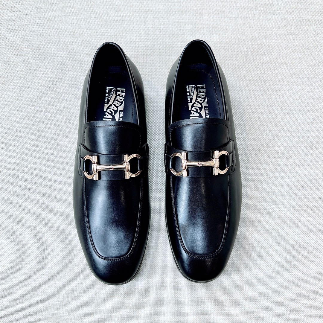 NO:679923,【F*】Purchasing agent level - Formal men's leather shoes (Salvatore Ferragamo) have become an Italian classic fashion brand with a long history. - Luxurious and elegant style, practicality and style. - Material - original imported cowhide - Inner foot pads, water-dyed cowhide - Original genuine leather outsole - Classic fasteners, definitely one of the highlights. Feel free to match Size 39-44 (38, 45 customized, non-returnable, non-exchangeable),, louis  vuitton,ferragamo,cowhide,Leather soles19860909【F*】代购级别 -正装男士皮鞋（SalvatoreFerragamo)今时今日己成为一个历史不衰的意大利经典时尚品牌. -风格华贵典雅实用性和款式并重 -材质-原版进口牛皮 -内里垫脚 水染牛皮 -原版真皮大底 -经典的扣件,绝对是亮点之一.随意搭配 Size 39-44（38,45定制不退不换）,,louis vuitton,ferragamo,cowhide,Leather soles,Men's shoes