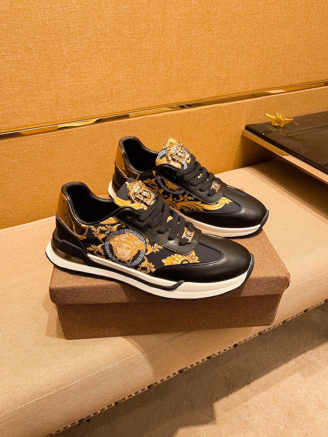 NO:745639,[Versace] The latest masterpiece of the high-end men's shoe brand official website 11, the upper is made of first-layer cowhide imported from Italy, with a comfortable and breathable lining and an original non-slip and wear-resistant outsole, making walking more convenient and comfortable!  Exclusive new model, stunning work, Midea 11 replica [color] compared with official quality!  Create a fashionable personality to set off your uniqueness!  A must-have for trendy men! Classic size: 38-44 Color 2 colors available, versace, cowhide19860909【范思哲】男鞋高端品牌 官网11最新力作鞋面采用意大利进口头层牛皮搭配 舒适透气内里原版防滑耐磨大底制作,让行走更加便捷舒适！独家新款,惊世之作,与官方的质量相比美的11复刻[色]！打造时尚个性衬托你的与众不！潮男必备!经典尺码: 38—44 颜色 2色可选,,versace,cowhide,Men's shoes