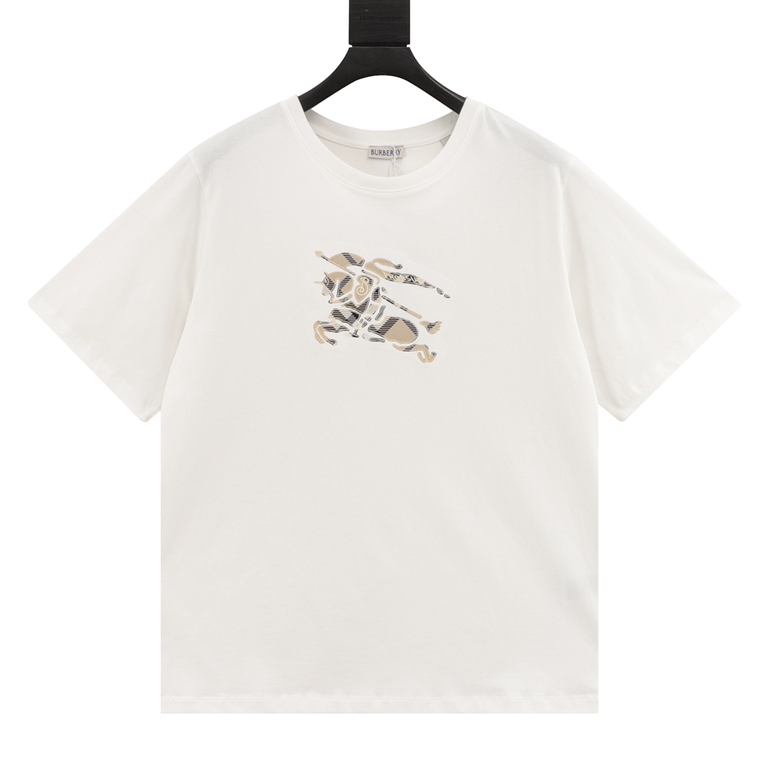Burberry/巴宝莉 格纹战马圆领短袖 今年夏天最新款经典耐看，时尚精简的一款标语T 无多余花里胡哨，随意搭配感受英式风格的独特魅力！客供平纹针织棉布制作，质感温润有垂坠感 工整细节的工艺，走线齐整，定织罗纹领口，手感顺滑细腻，舒适透…