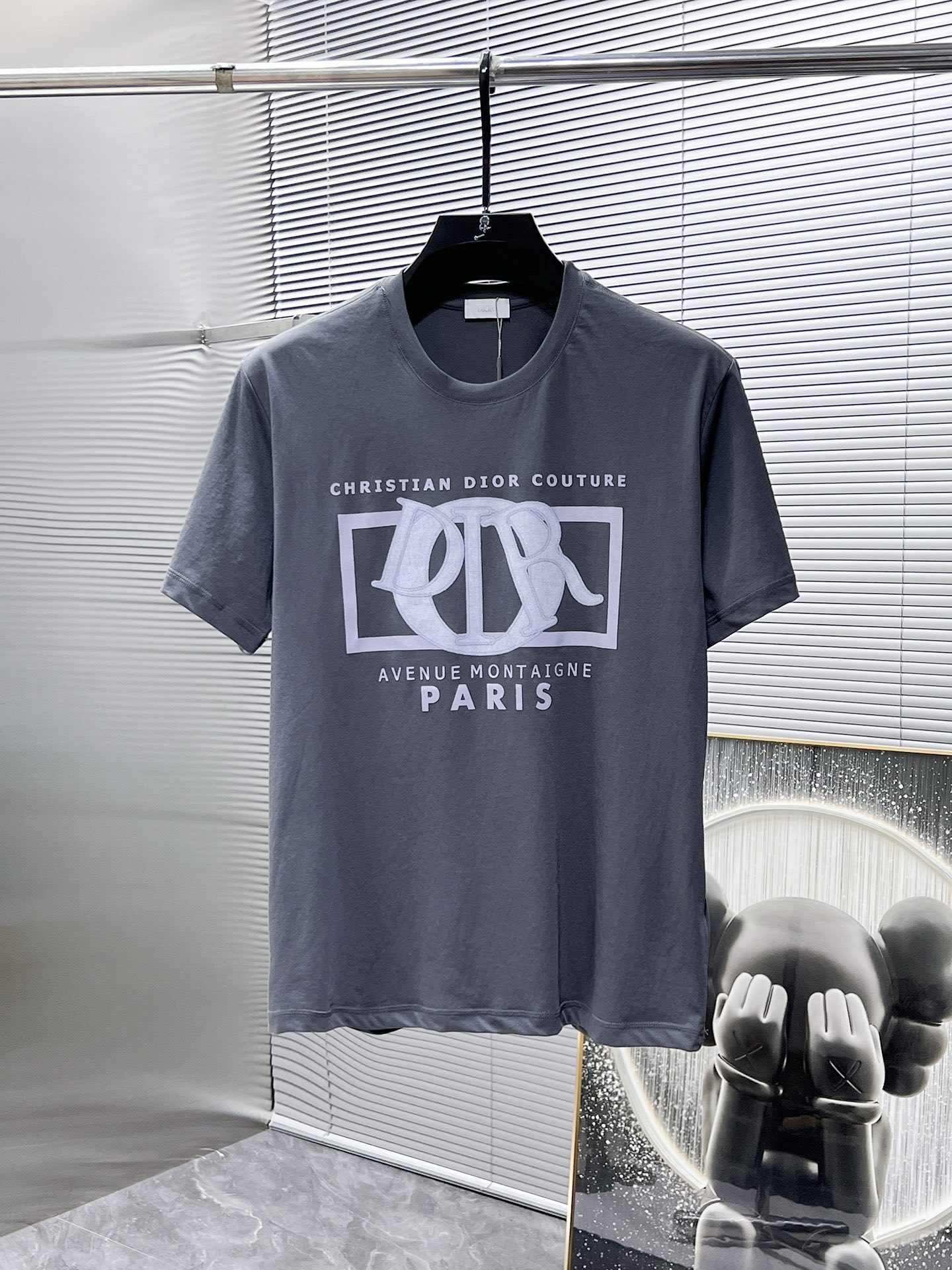 NO:496073,Dior new round neck short-sleeved T-shirt T-shirt half-sleeved, high-end version!  Customized fabrics for counters are breathable and comfortable, with impeccable details, and the brand element design concept reflects high quality. The feel is delicate and soft!  It is casually cut, with a great upper body style!  S-5XL. Wearing L maximum wear about 230 catties exclusively available, dior, dior, T-shirt, tees, t-shirt, alexander wang19860909迪奥 Dior 新款 圆领 短袖 T恤 体恤 半袖 ,高端版本！专柜定制面料 透气舒适度高,细节无可挑剔,品牌元素设计理念,体现高品质.手感细腻柔软！呈现休闲裁剪,上身版型超赞！码数S-5XL.穿L最大穿230斤左右独家专供,,dior,dior,T-shirt,tees，t-shirt,alexander wang,Men's clothing