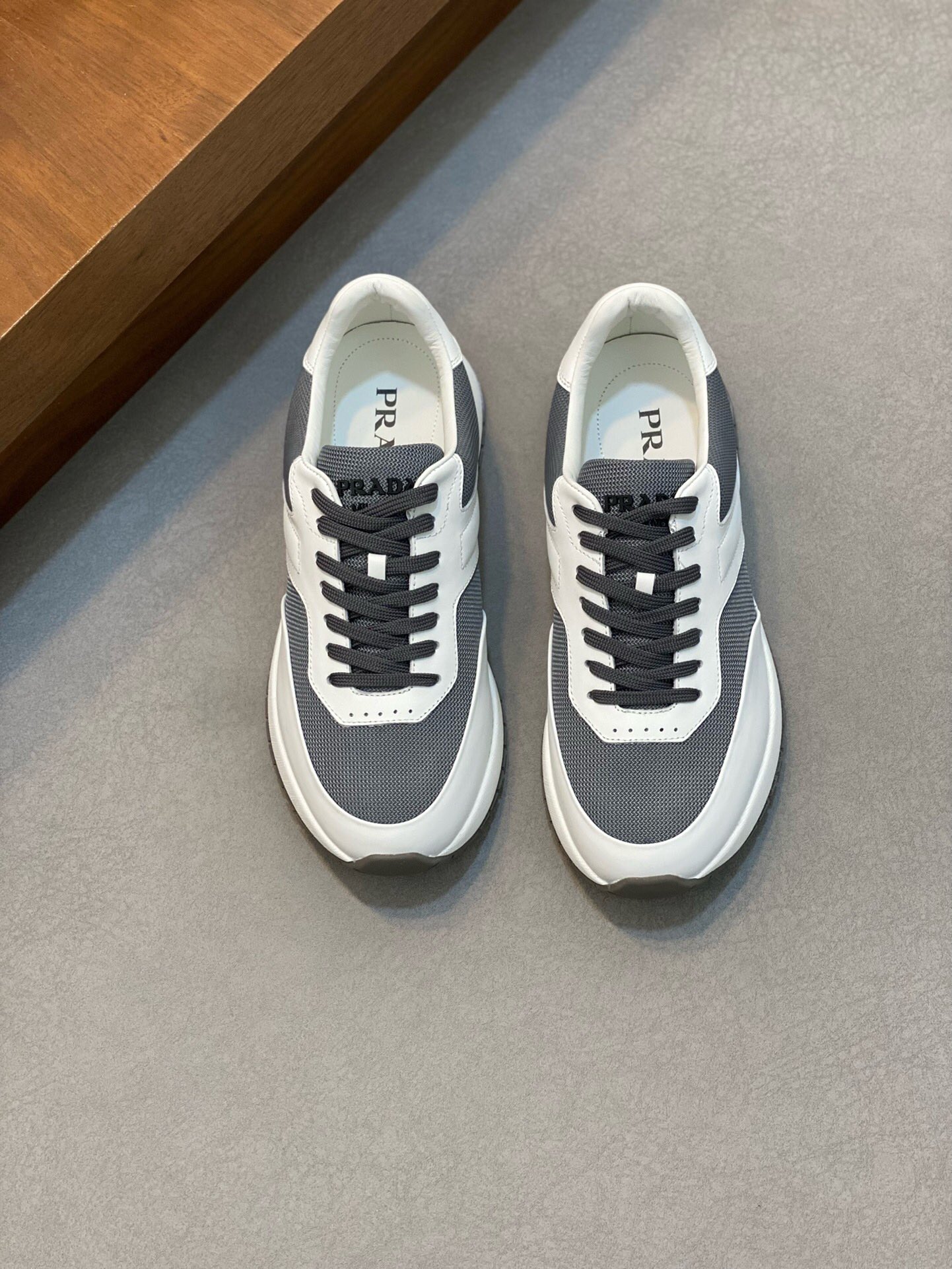 NO:218372,Brand PRADA color original color matching code number 38-44 standard code price material Prada new product original single-stock low-top casual sports shoes!  The upper uses original soft cowhide inner lining. The original molded sole of cowhide is made of high quality. Prada, prada, prada, sneakers, cowhide19860909品牌PRADA 颜色原版配色 码数38-44标准码 价格 材质普拉达新品原单货低帮休闲运动鞋！鞋面采用原版柔软牛皮牛皮内里 牛皮垫脚原版开模大底、高品质值得拥有,普拉达,prada,prada,sneakers,cowhide,Men's shoes