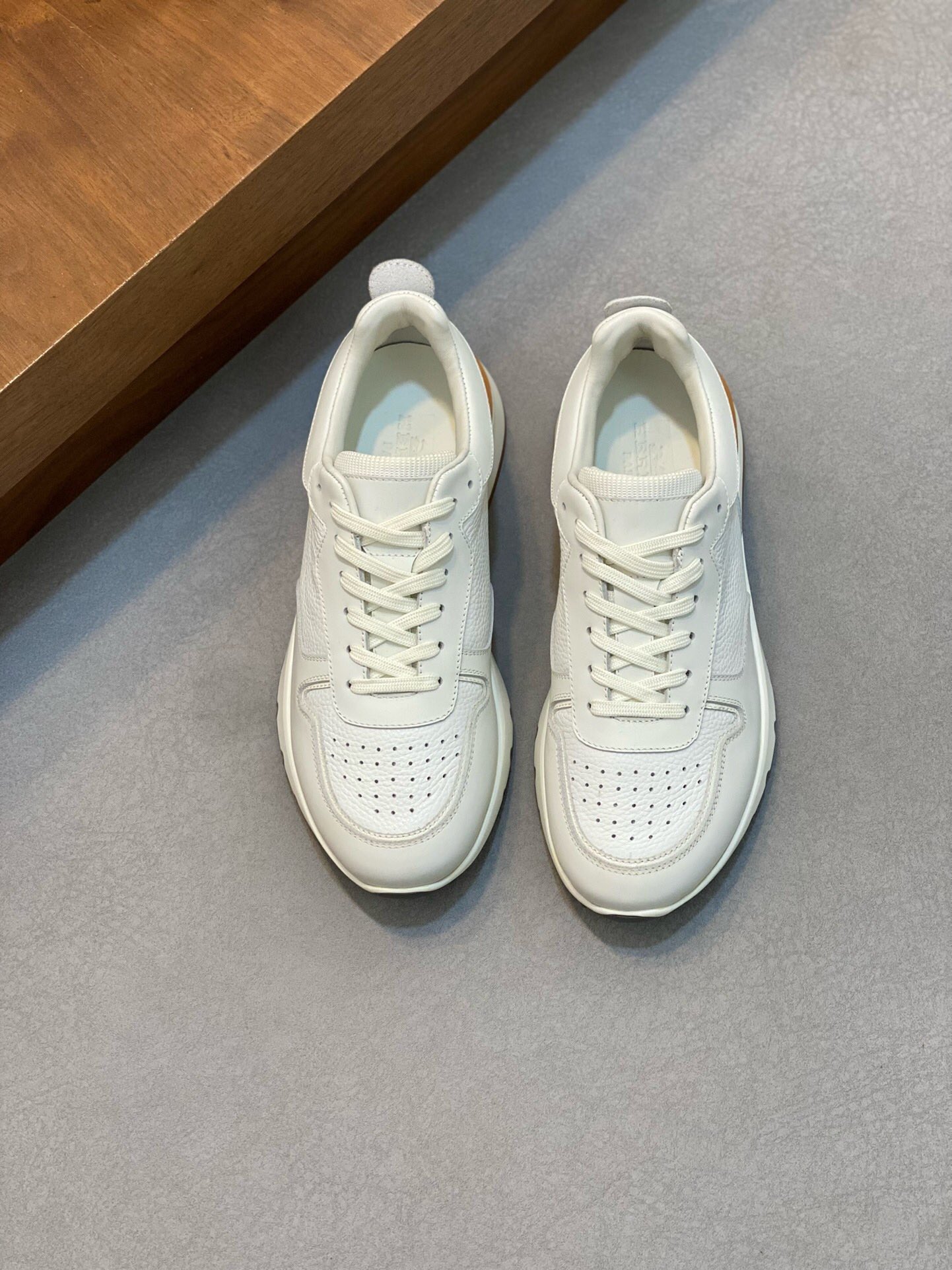 NO:216897,Brand HERMES original color matching Number of 39-44 Standard code Price Material Hermes new style Boutique casual shoes Upper cowhide creates full cowhide footbed cowhide inner style fashionable dynamic original Hermes comfortable sole Simple and generous sports and leisure, Hermes casual shoes, hermes, hermes, cowhide19860909品牌HERMES 颜色原版配色 码数39-44 标准码 价格 材质爱马仕新款 精品 休闲鞋 鞋面牛皮打造全牛皮垫脚牛皮内里版型时尚 动感十足原版 爱马仕舒适大底 简洁大方运动休闲,爱马仕 休闲鞋,hermes,hermes,cowhide,Men's shoes