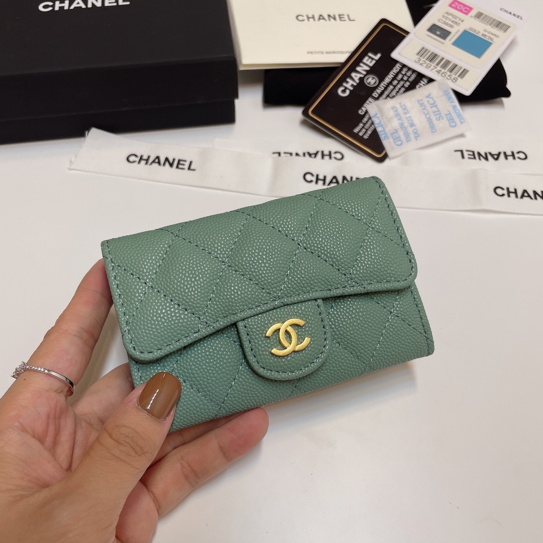 NO:671921,The upgraded version of the new CF small card bag has arrived!  This card holder has an extra card pocket at the back than the previous classic card holder, which can store cards and change separately. It is a very practical coin purse with a small ball pattern caviar cowhide gilt buckle. New colors and numbers. Comes with a full set of packaging. size 11*8.5*3cm, chanel wallet, chanel, wallets, cowhide19860909升级版新款cf小卡包到货！这款卡包比以前那款经典卡包后面多了个卡袋可以卡跟零钱分开装非常很实用的一款零钱包小球纹鱼子酱牛皮鎏金扣新颜色款号 配全套包装 size11*8.5*3cm,chanel钱包,chanel,wallets,cowhide,欧美剧