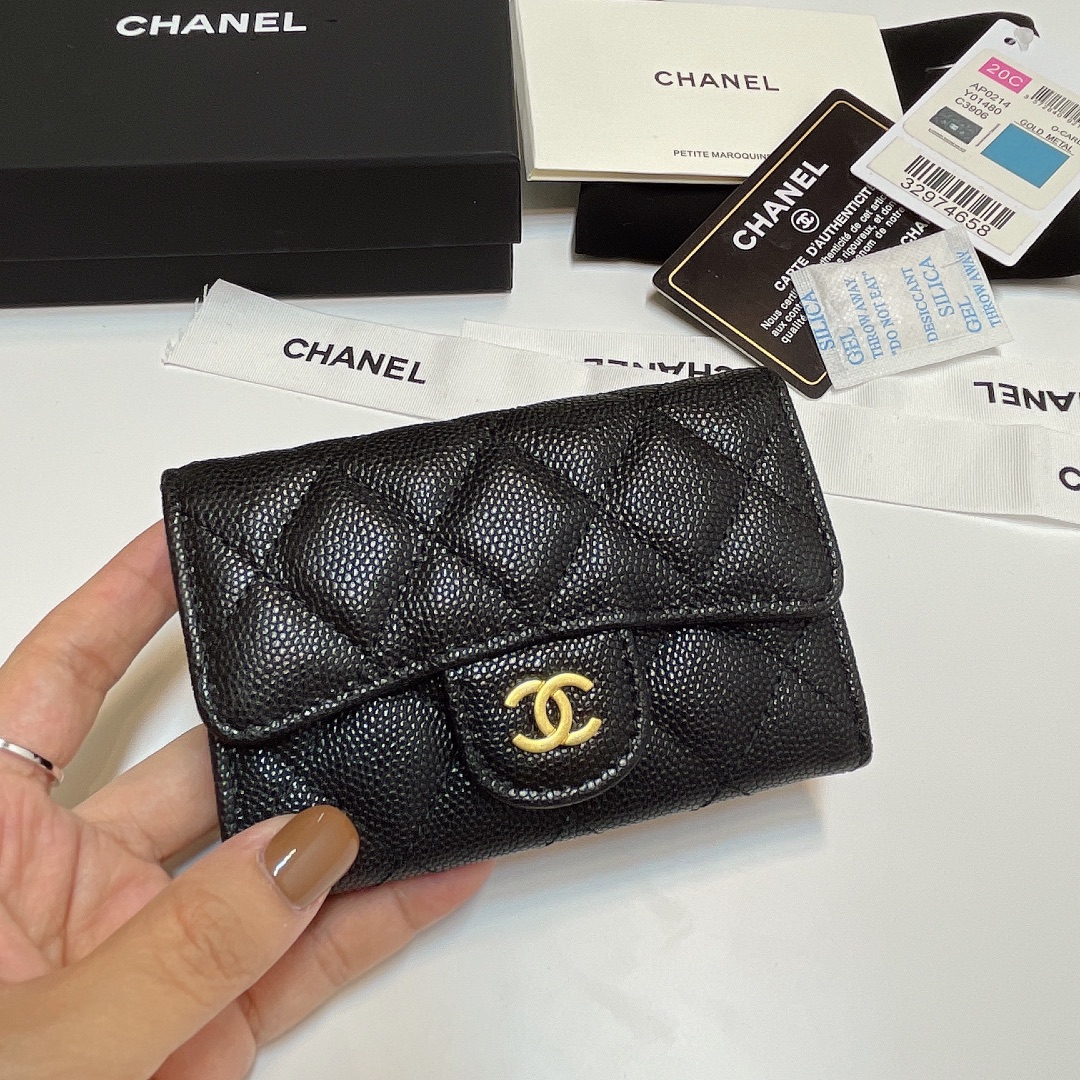 NO:672175,The upgraded version of the new CF small card bag has arrived!  This card holder has an extra card pocket at the back than the previous classic card holder, which can store cards and change separately. It is a very practical coin purse with a small ball pattern caviar cowhide gilt buckle. New colors and numbers. Comes with a full set of packaging. size 11*8.5*3cm, chanel wallet, chanel, wallets, cowhide19860909升级版新款cf小卡包到货！这款卡包比以前那款经典卡包后面多了个卡袋可以卡跟零钱分开装非常很实用的一款零钱包小球纹鱼子酱牛皮鎏金扣新颜色款号 配全套包装 size11*8.5*3cm,chanel钱包,chanel,wallets,cowhide,欧美剧