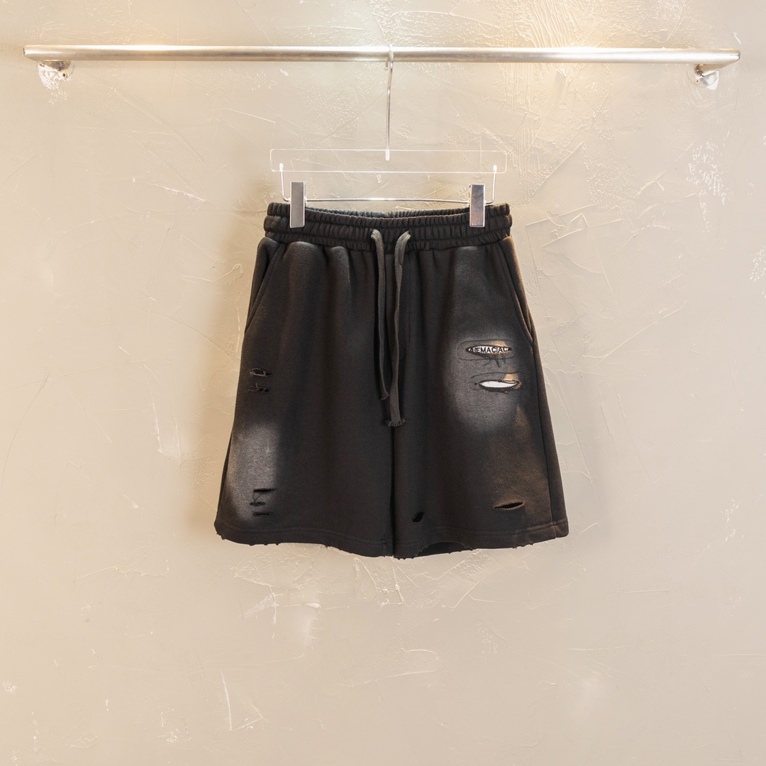 供💰115
巴黎世家Balenciaga可乐刺绣割破logo立体刺绣短裤
面料精选光滑透气舒适的一批 夏季必备 3D立体泡沫绣工艺感十足 对版定制超级耗时每一支都对YB开工 裤绳也是定织定染1:1制作 无论是克重还是质感都是独一档绝绝子 版型超级有型百搭休闲 内里舒适亲肤 男女同款情侣必备火速入手拿下咯
吊牌 吊粒 水洗 包装袋 全套辅料
颜值相当高 做工超精致
尺码:S-XL
S:腰围76 臀围112 裤长52
M:腰围80 臀围116 裤长53
L: 腰围84 臀围120 裤长54
XL:腰围86 臀围124 裤长55