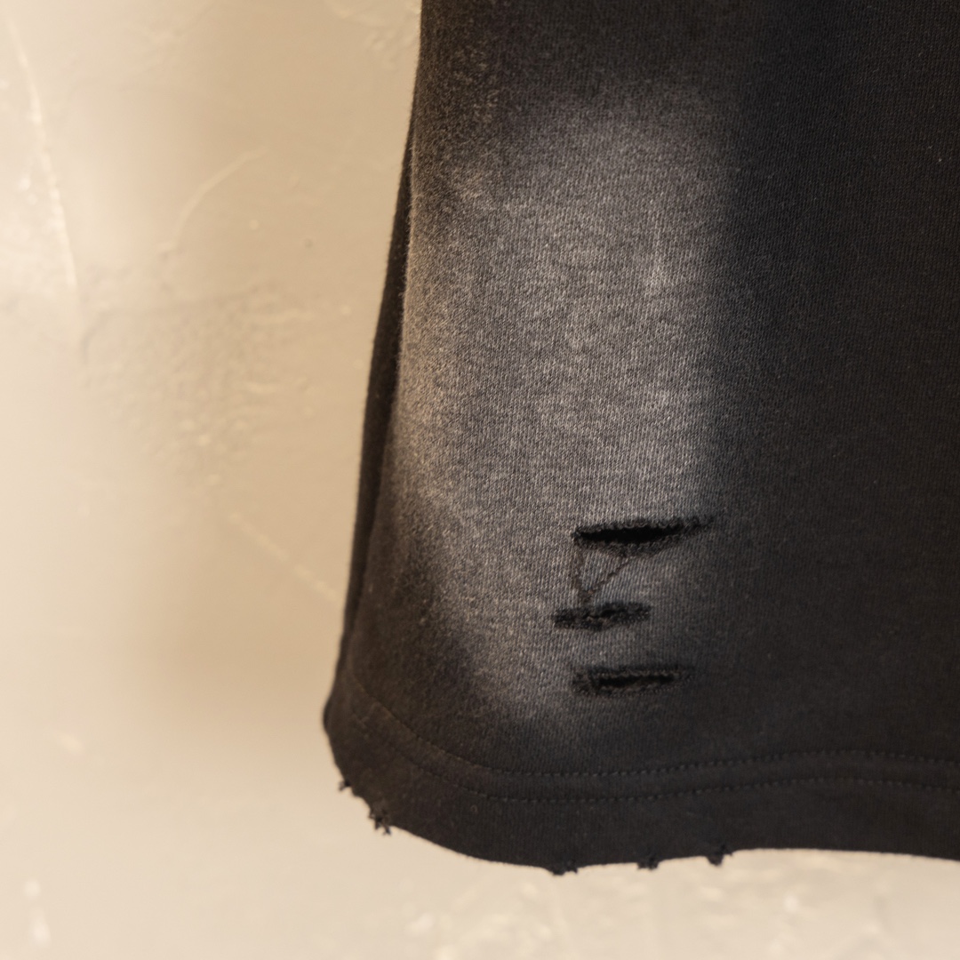 供💰115
巴黎世家Balenciaga可乐刺绣割破logo立体刺绣短裤
面料精选光滑透气舒适的一批 夏季必备 3D立体泡沫绣工艺感十足 对版定制超级耗时每一支都对YB开工 裤绳也是定织定染1:1制作 无论是克重还是质感都是独一档绝绝子 版型超级有型百搭休闲 内里舒适亲肤 男女同款情侣必备火速入手拿下咯
吊牌 吊粒 水洗 包装袋 全套辅料
颜值相当高 做工超精致
尺码:S-XL
S:腰围76 臀围112 裤长52
M:腰围80 臀围116 裤长53
L: 腰围84 臀围120 裤长54
XL:腰围86 臀围124 裤长55