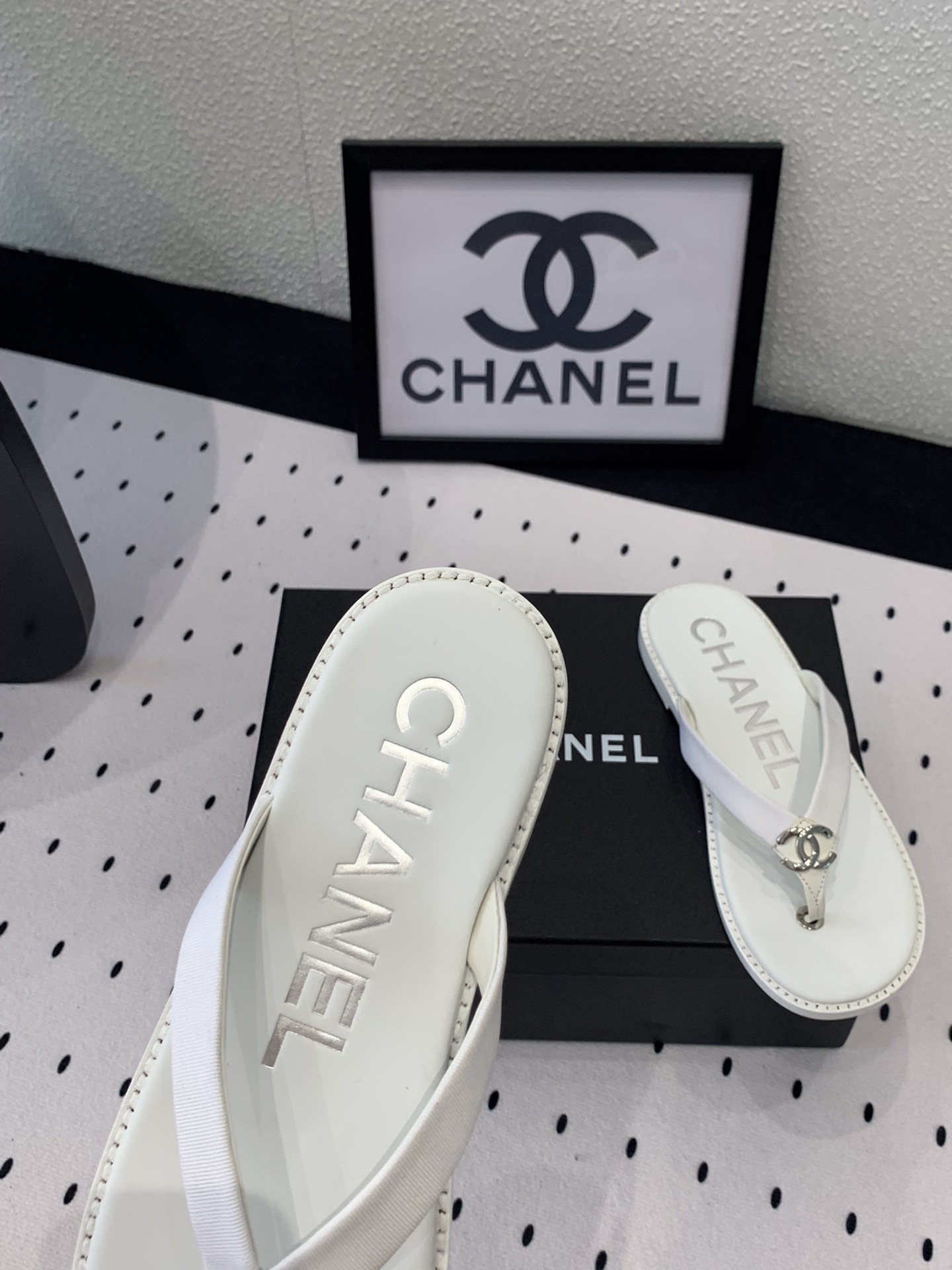 Chanel Chanel新款双C夹脚拖鞋 今季拖鞋
