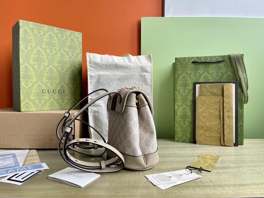 Model: 795221 Size: 20.5/20/12 The Ophidia series combines the traditional essence of Gucci with modern design to present dazzling new works with