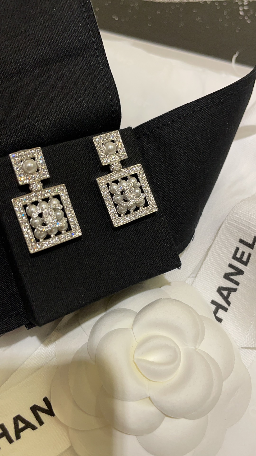 NO:101552,Purchase yb 24s new pearl rhinestone hollow perfume bottle double C silver earrings Pearl x rhinestones gentle and noble at a glance. It is very elegant with a classic double C perfume bottle. It has a lot of presence. Recommended index five stars, Chanel earrings, chanel, earrings19860909购入yb 24s新款珍珠水钻镂空香水瓶双C银色耳环 珍珠x水钻 温柔又贵气一眼心动 搭配经典双C香水瓶 就很很优雅 上耳效果存在感十足 推荐指数五颗星,香奈儿耳钉,chanel,earrings,Jewelry
