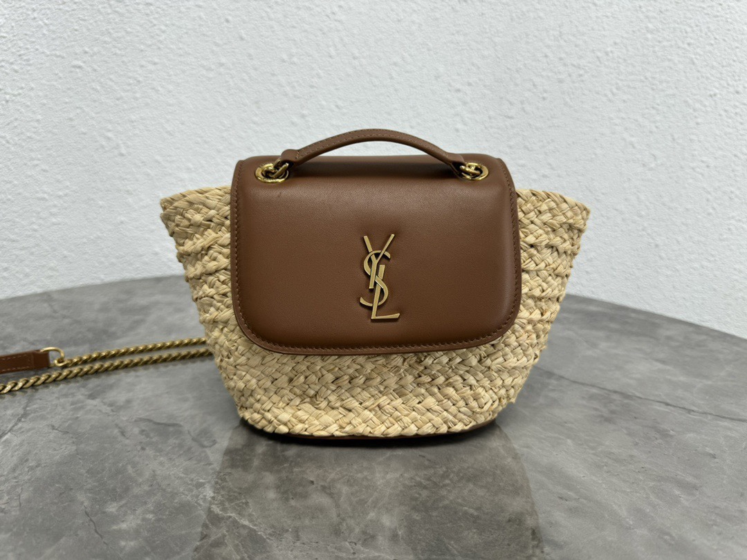 NO:180000,Genuine grade (original leather version) MINI MANON Rafite and old vegetable tanned leather handbag Mini basket handbag, Rafite woven design, paired with metal-free tanned leather flip, decorated with LE CASSANDRE. The handbag is equipped with sliding chain shoulder straps, can be shoulder or crossbody. · Lafite/cowhide·Bronze accessories·Magnetic flap opening and closing·One main compartment·One flat bag p·Size: 23X12X6 cm Item number 774269,YSL,saint laurent,espadrilles,cowhide19860909正品级（原厂皮版本）MINI MANON拉菲草和做旧植鞣皮革手袋 迷你提篮手袋,拉菲草编织设计,搭配无金属鞣制皮革翻盖,饰以LE CASSANDRE. 手袋配有滑动式链条肩带,可肩背或斜挎.·拉菲草/牛皮革·古铜色配件·磁性翻盖开合·一个主隔层·一个平袋p ·尺寸:23X12X6厘米 货号774269,YSL,saint laurent,espadrilles,cowhide,Bag